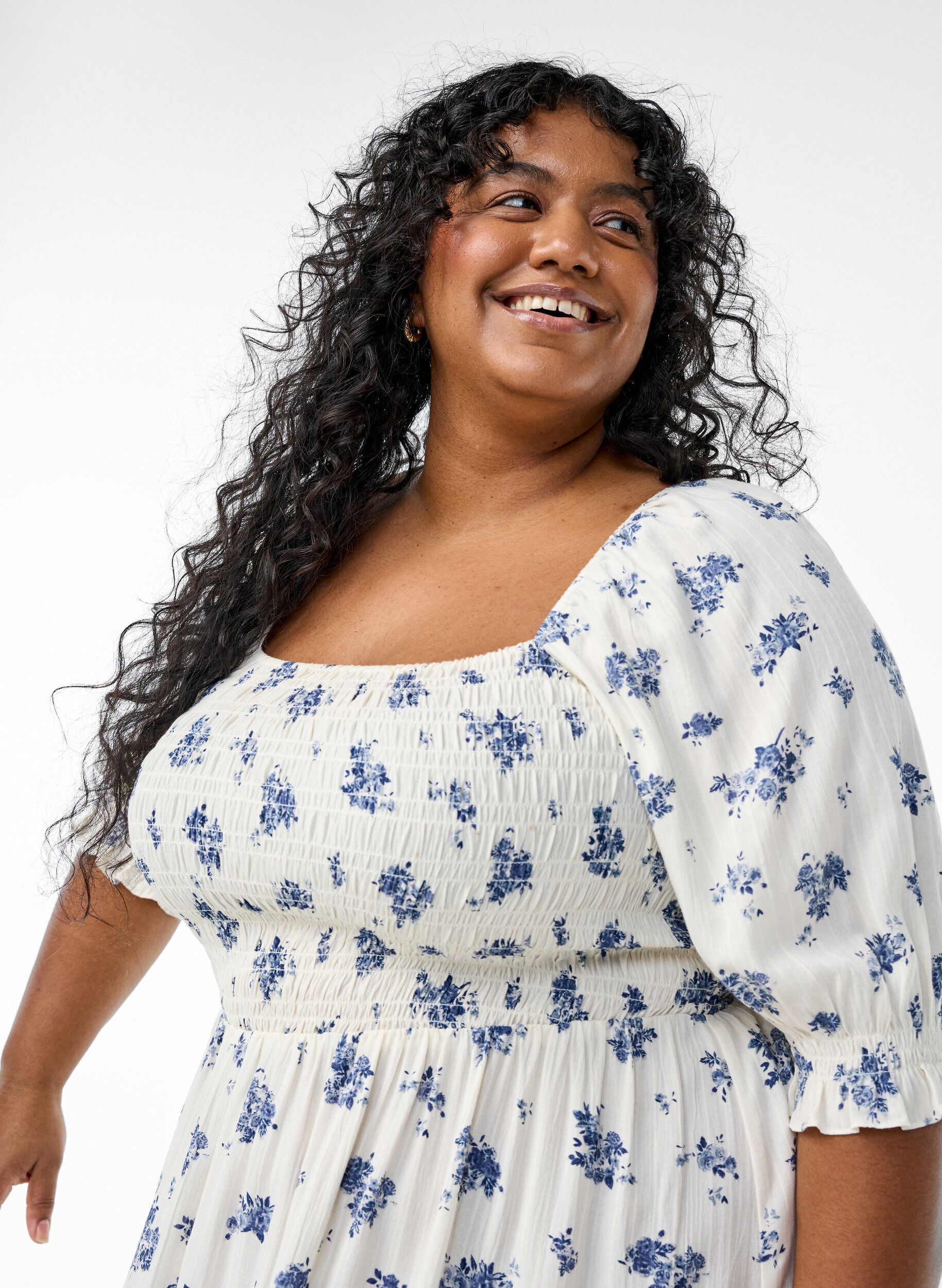 Zizzi Gebloemde viscose midi-jurk met smock, Wit, Model image number 2