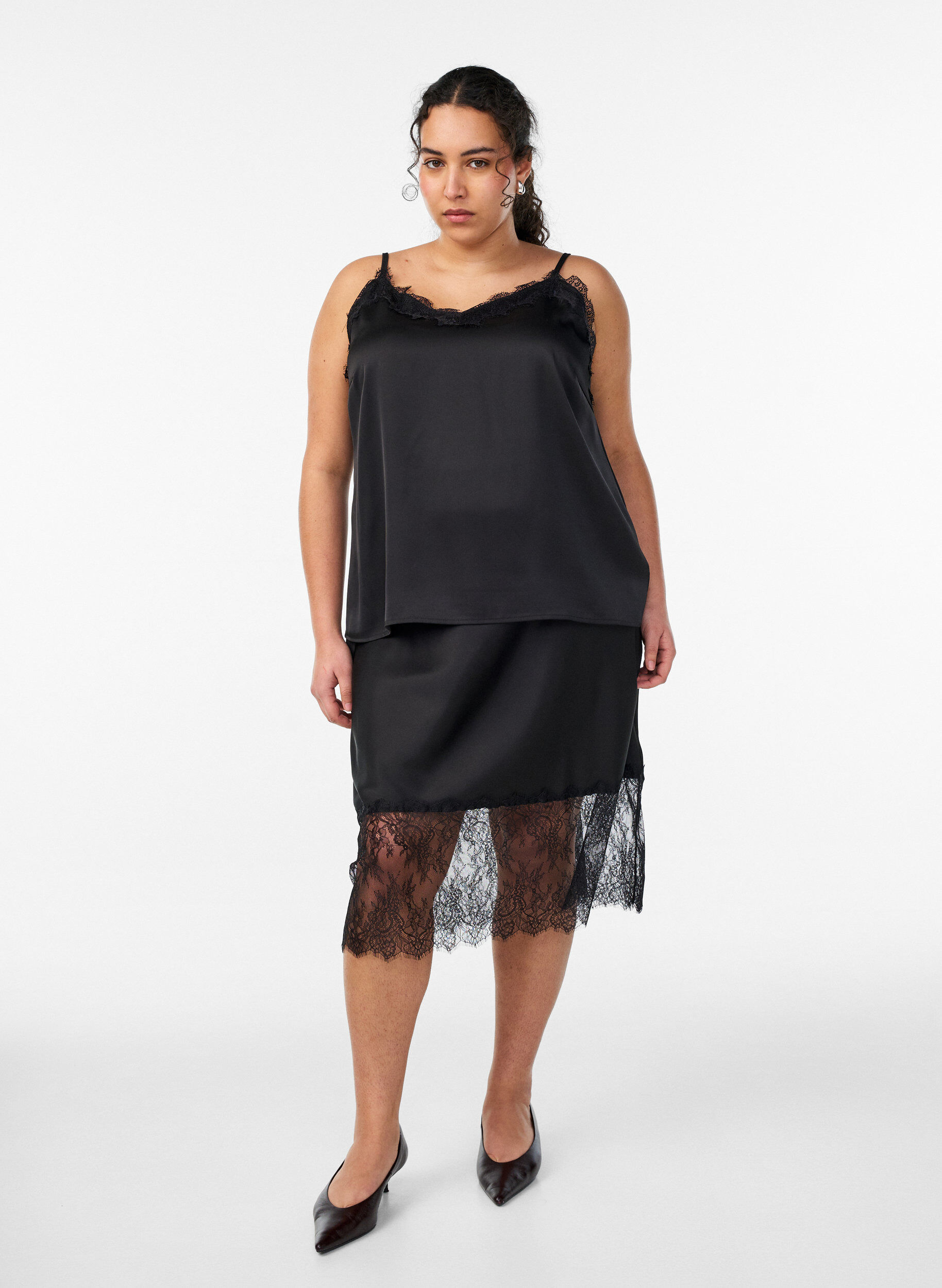 Zizzi Satijnen hemdje met kanten randje, Zwart, Model image number 1