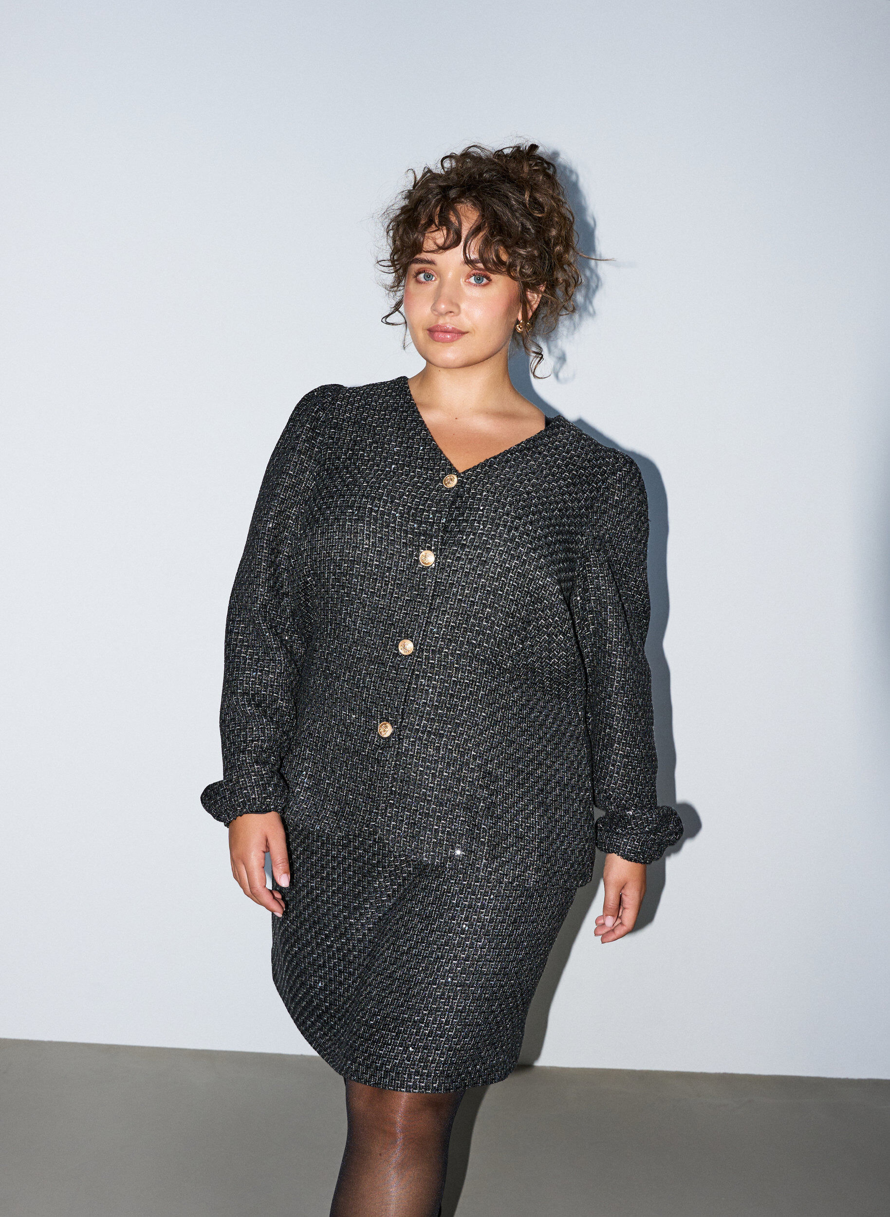 ZizziBoucl&eacute; jasje met pailletten en decoratieve knopen, Zwart, Model image number 0