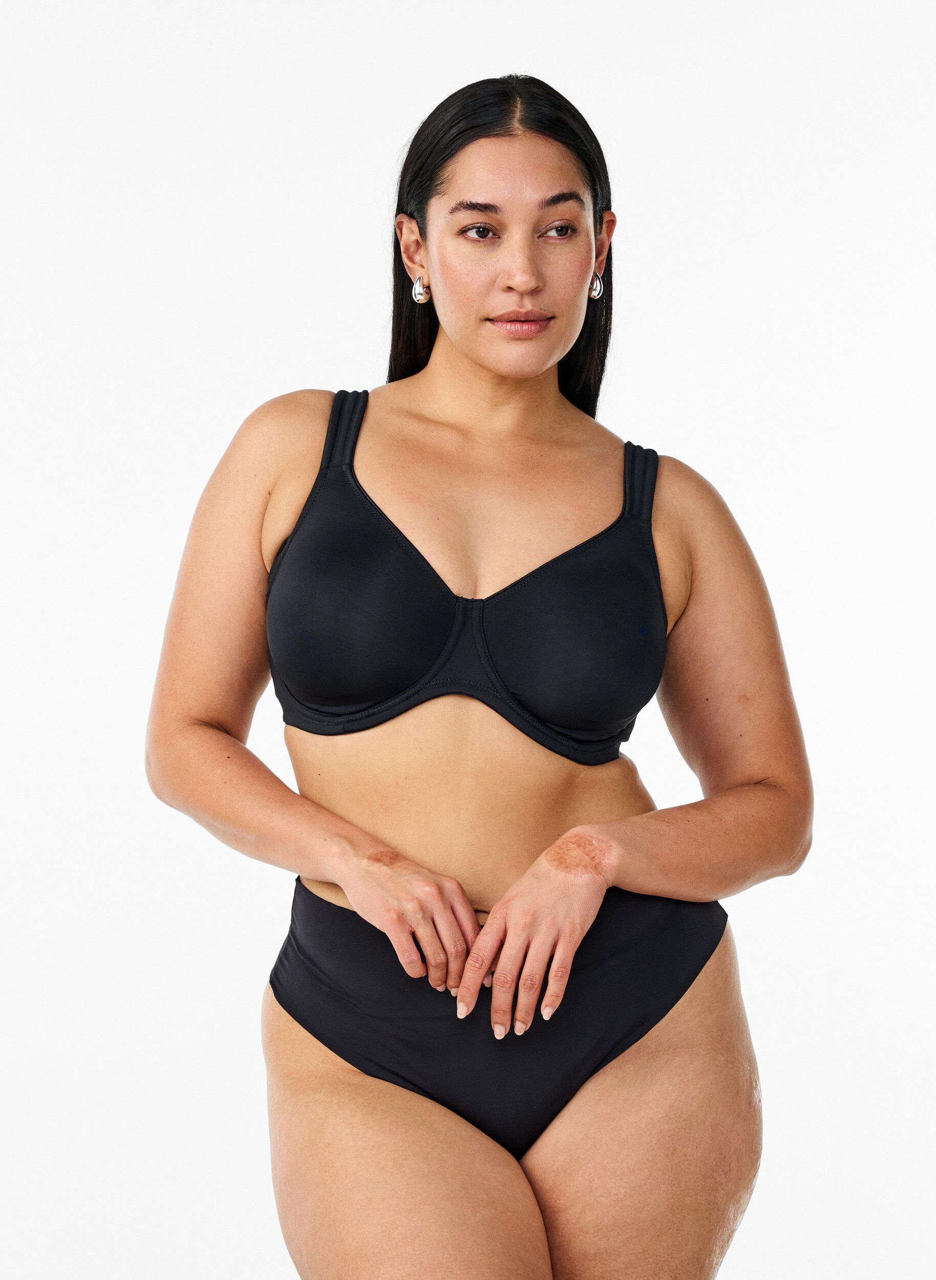 ZizziComfort beha met beugel en voorgevormde cups, Zwart, Model image number 1