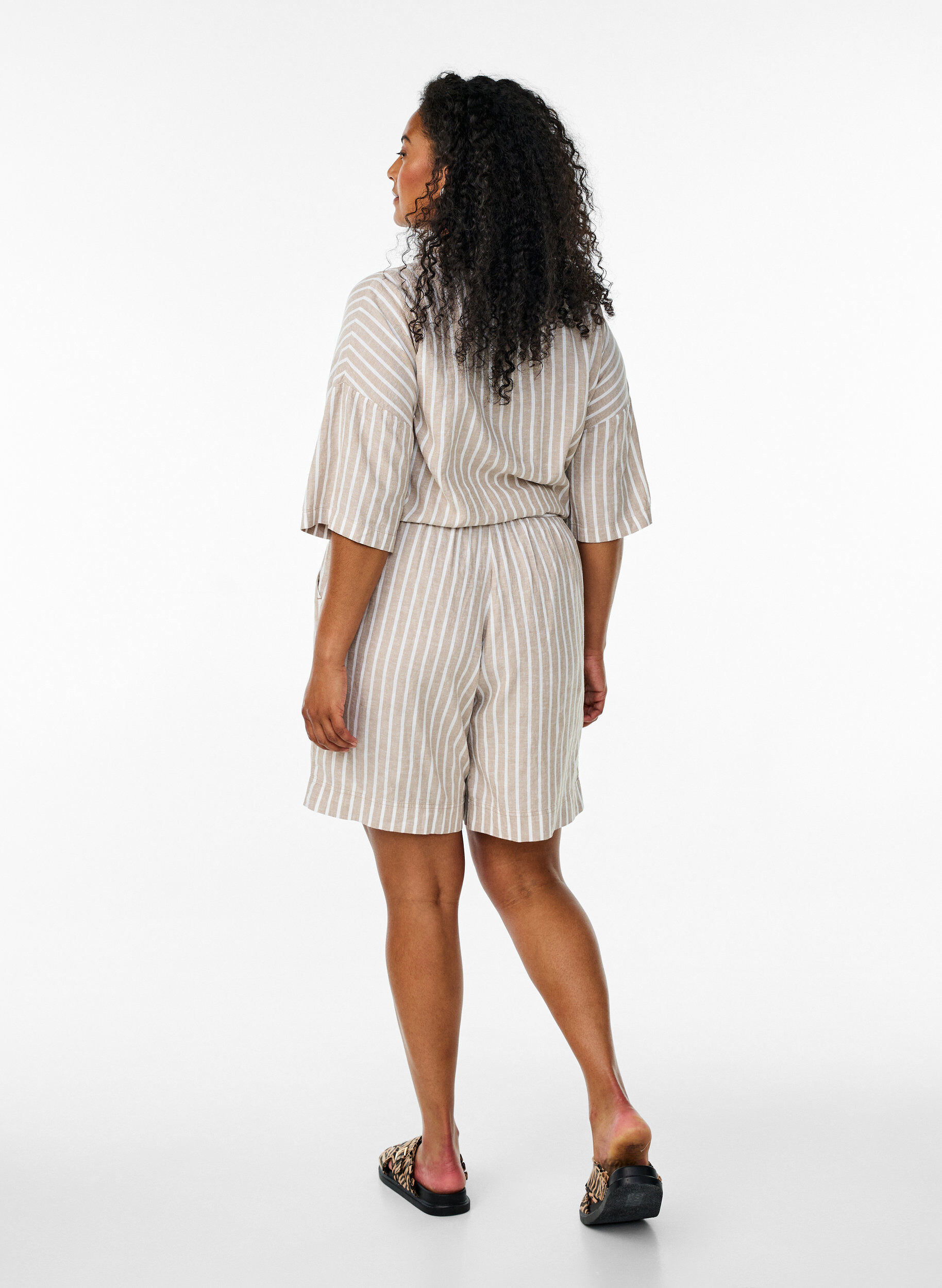Zizzi Gestreepte korte broek van linnen en viscose, Beige, Model image number 2