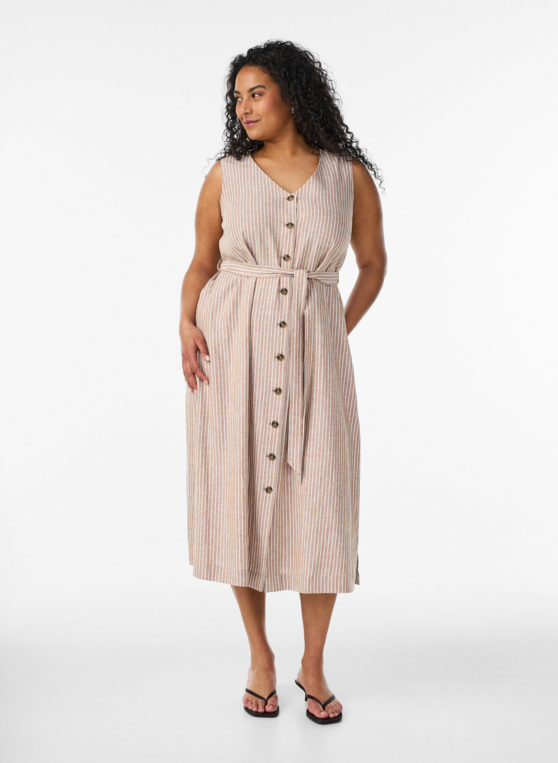 Mouwloze gestreepte midi jurk in linnen en viscose, Beige, Model