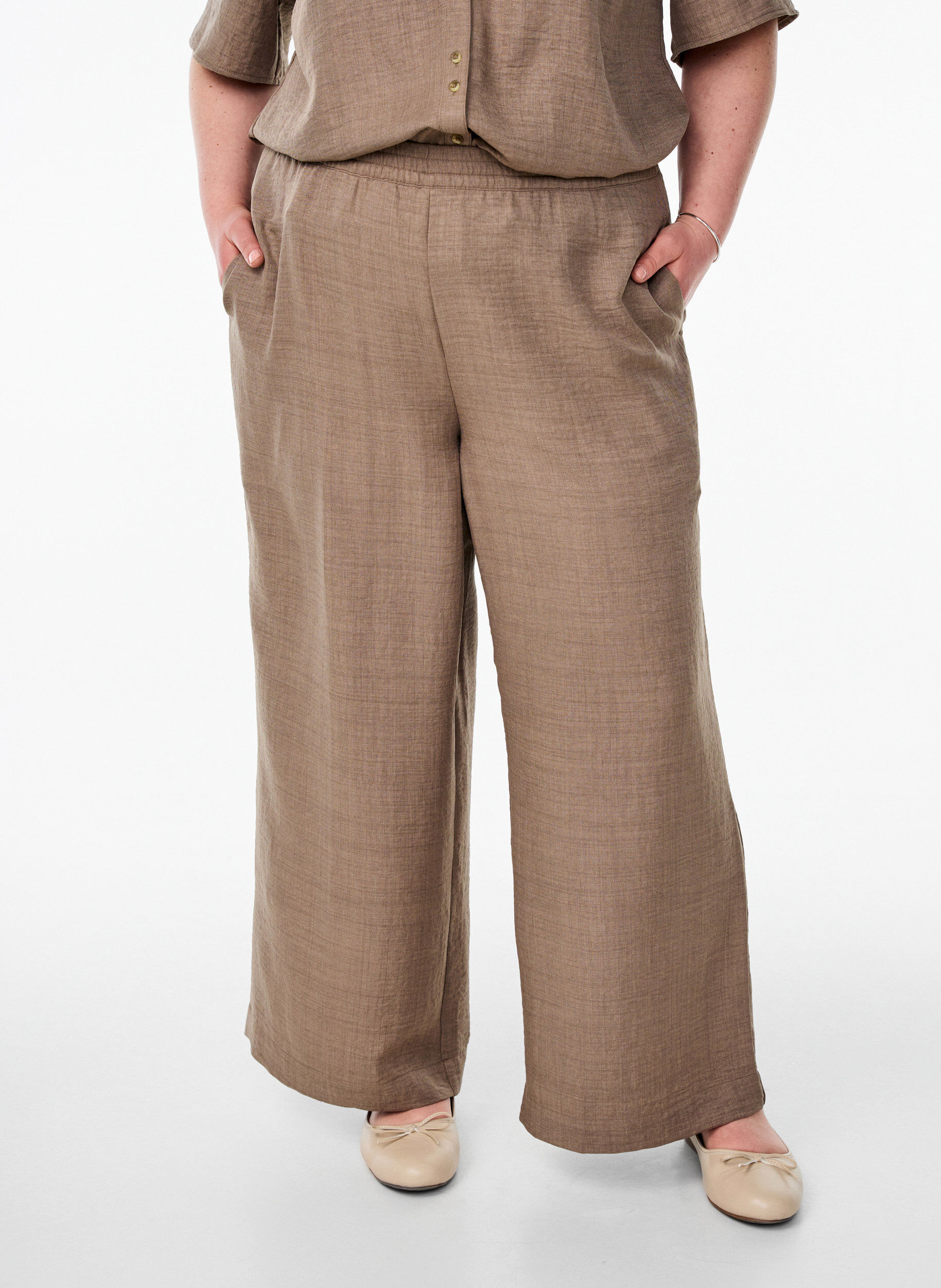 Zizzi Losse broek met elastische tailleband en zakken, Bruin, Model image number 2