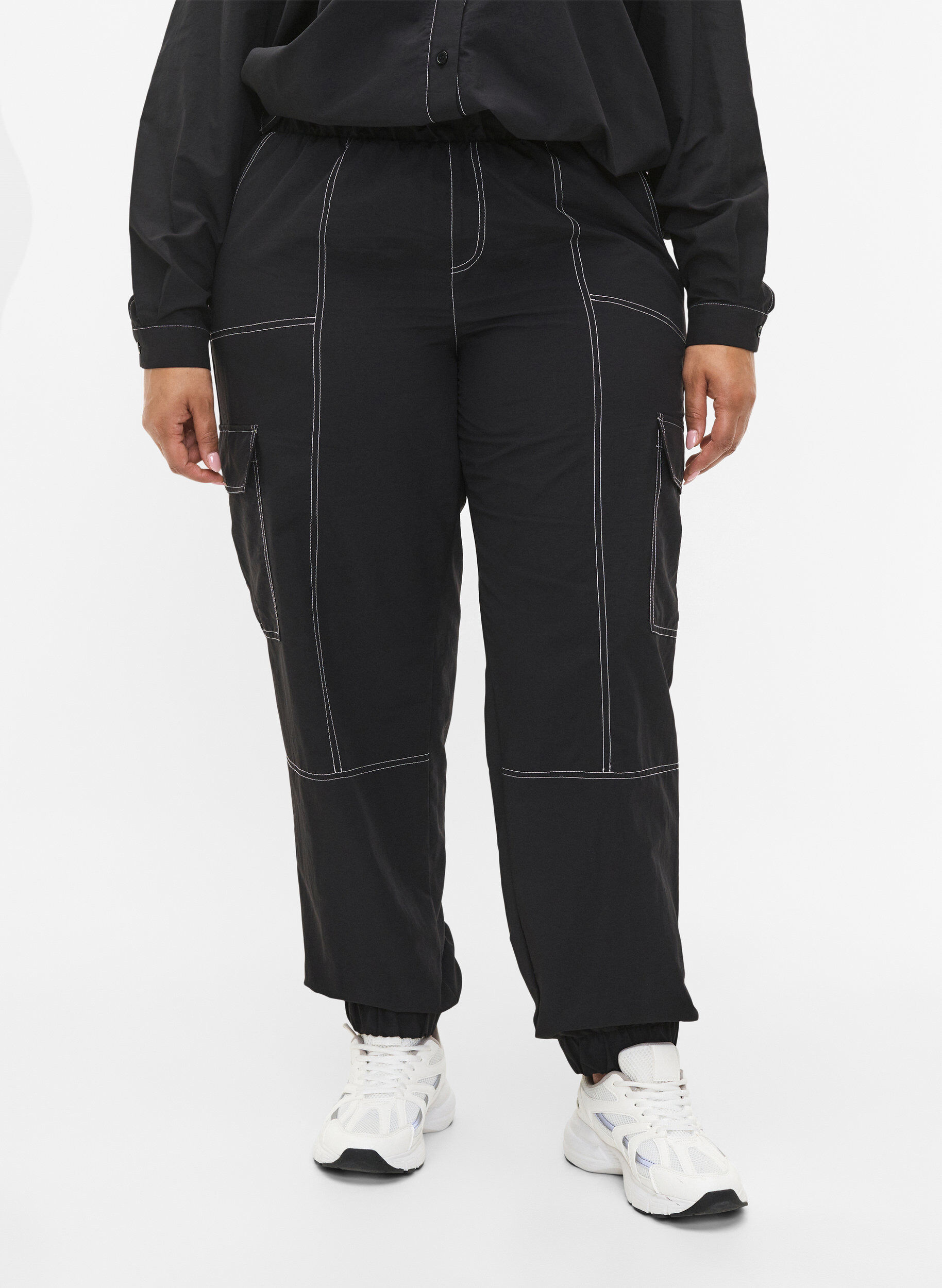 Zizzi Cargobroek met contrasterende stiksels, Black, Model image number 2