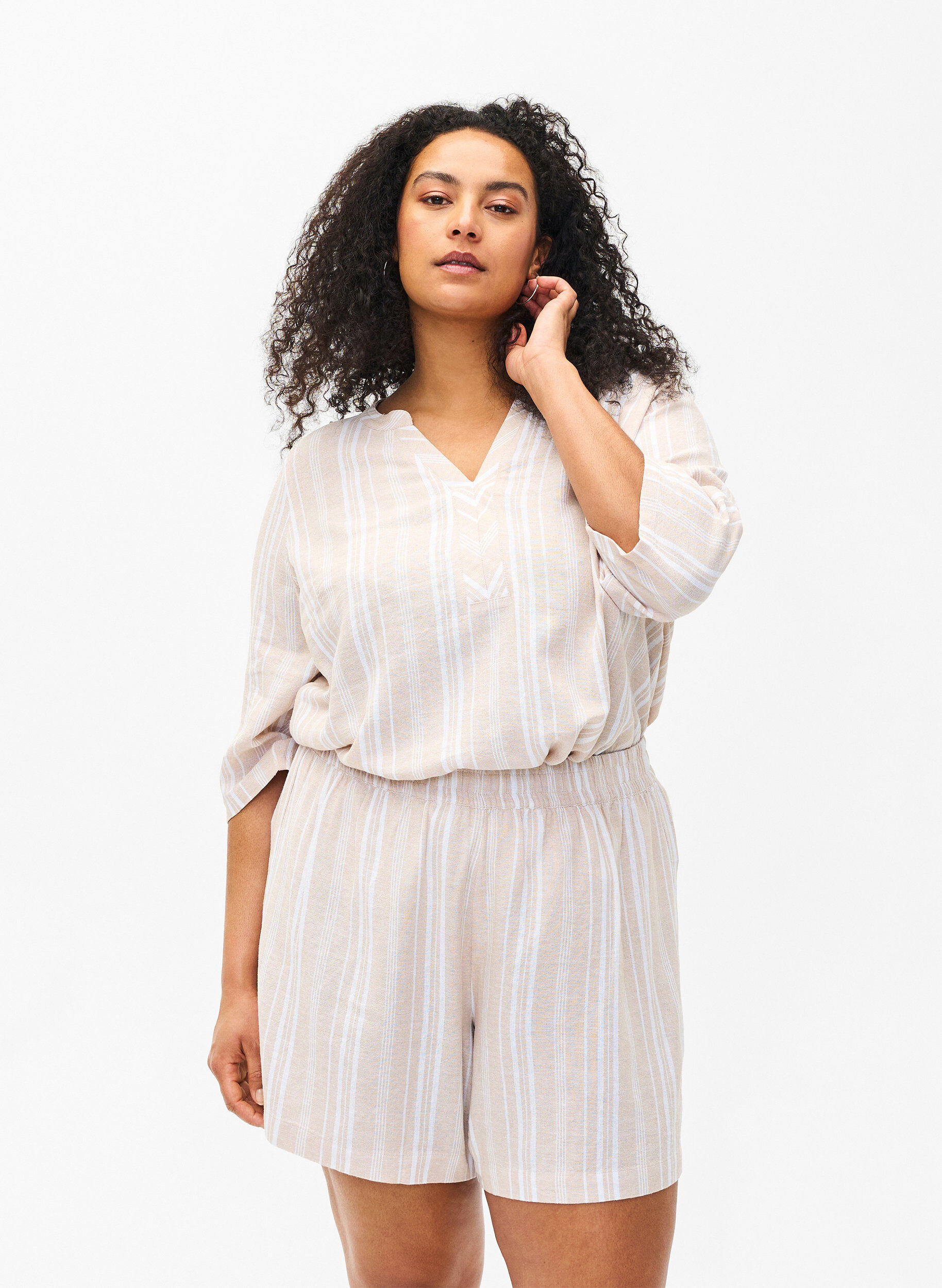 Zizzi Gestreepte korte broek van linnen en viscose, Beige, Model image number 0