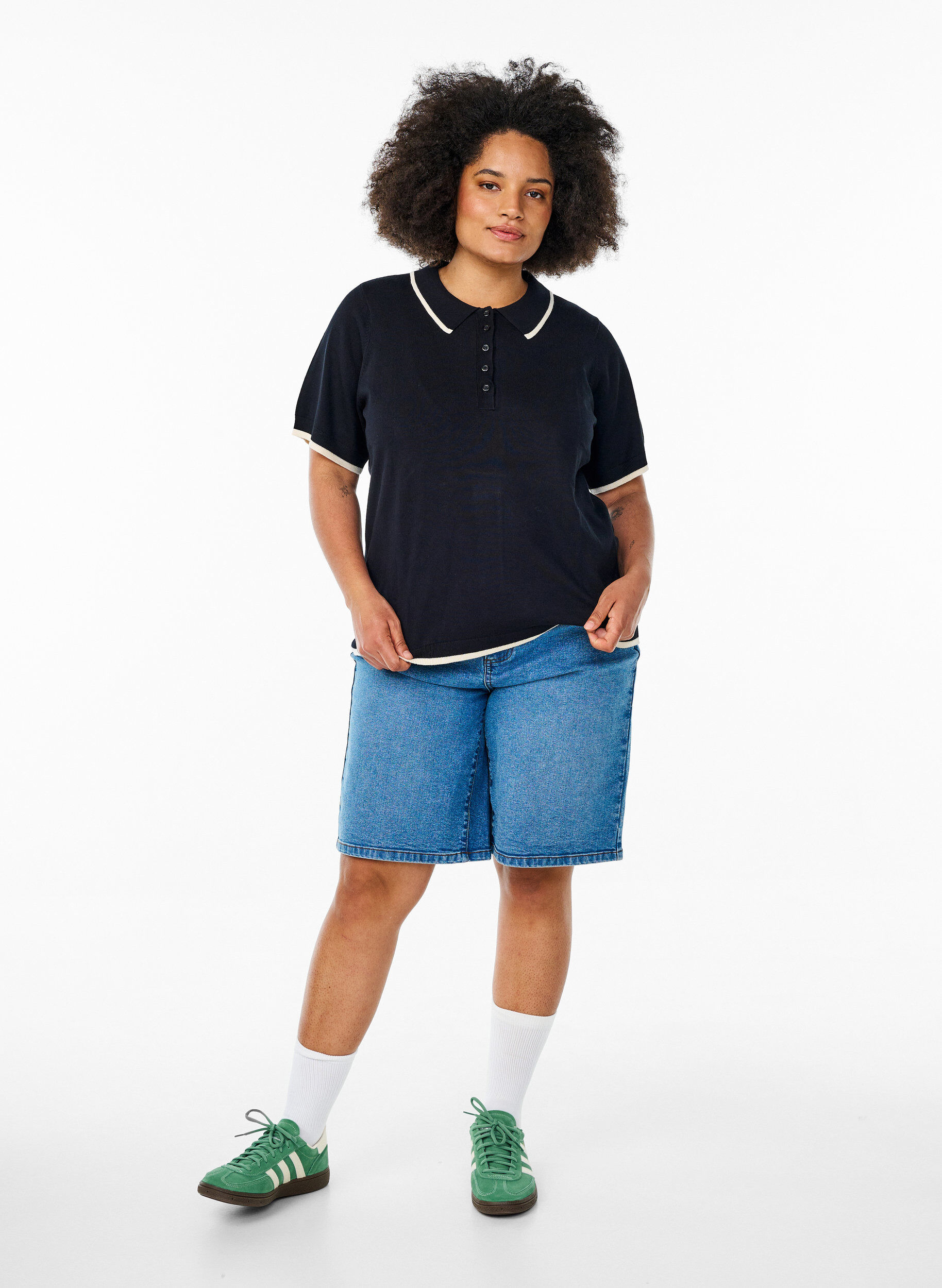 Zizzi Fijngebreid poloshirt met contrasterende afwerking, Zwart, Model image number 1