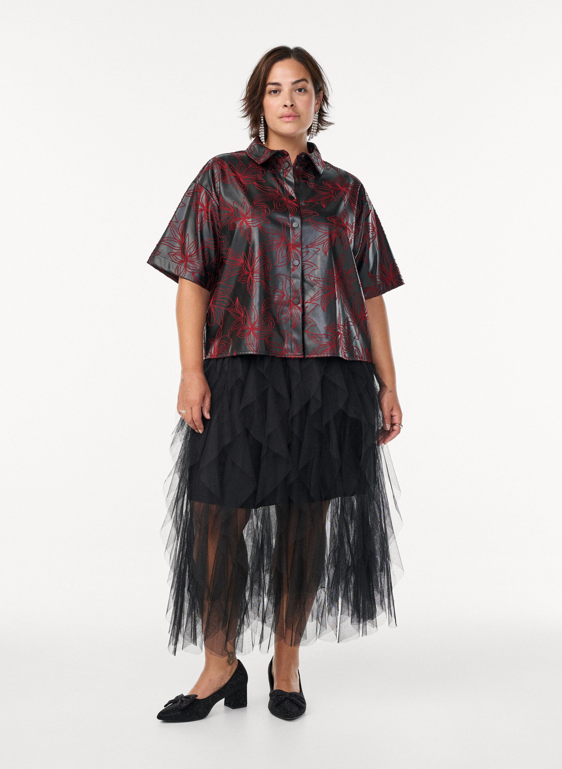 Zizzi Korte imitatielederen blouse met contrasterend borduursel, Zwart, Model image number 1