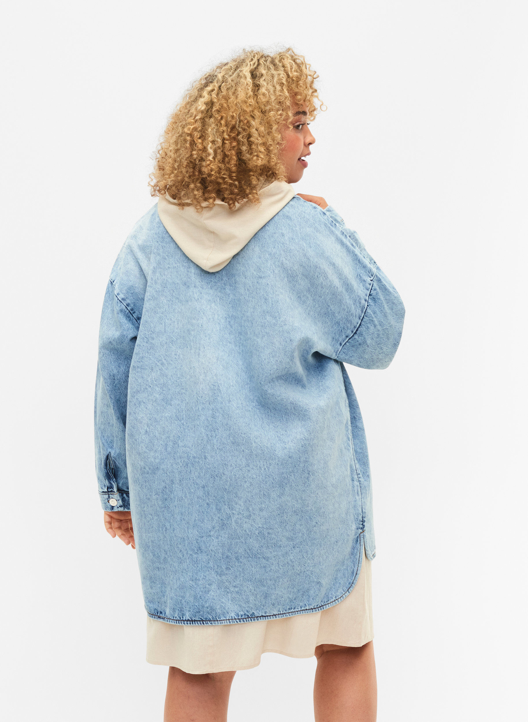 Zizzi Loszittend spijkerjack met knopen, Light blue denim, Model image number 1