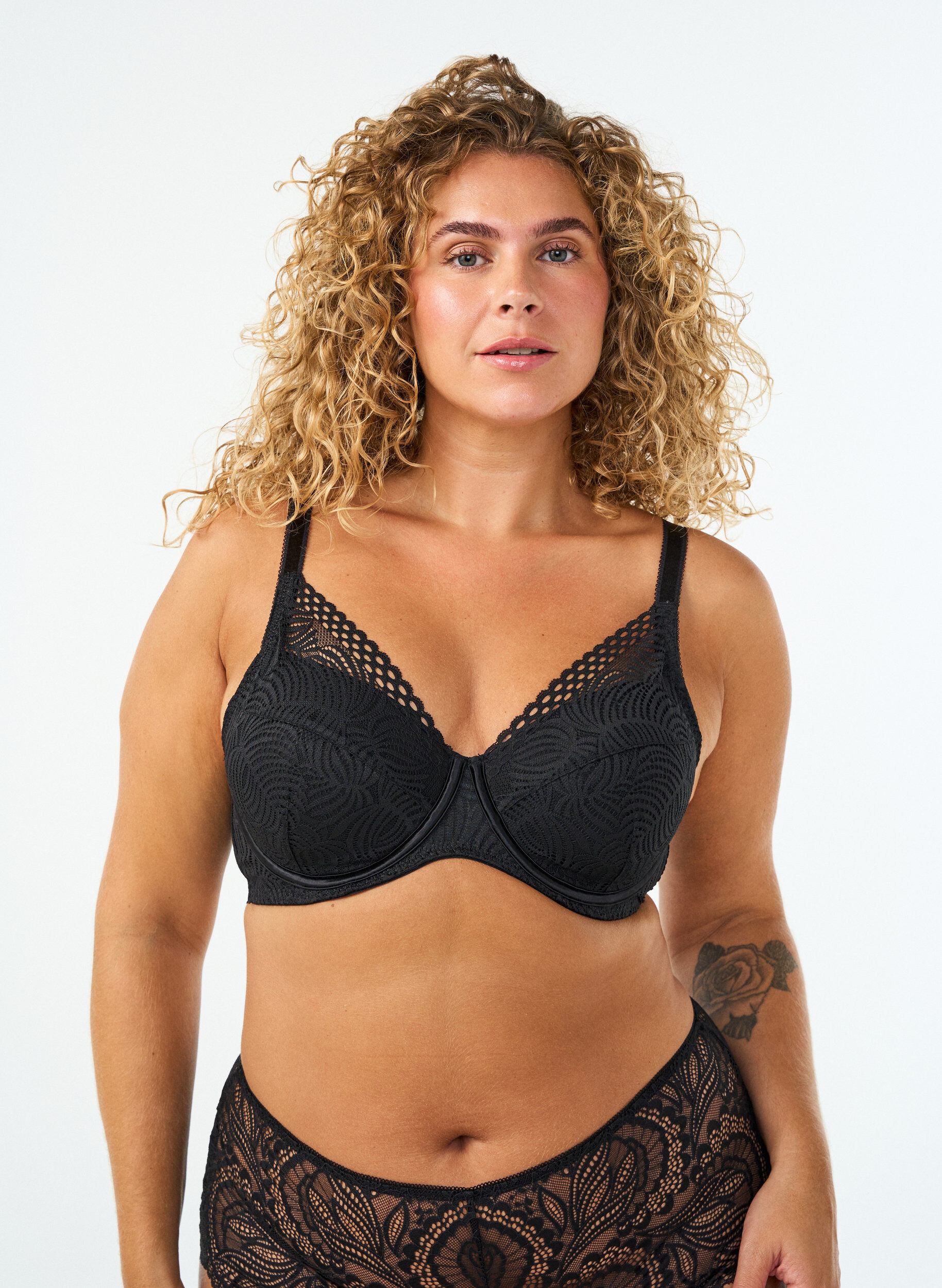 Kanten beha met gewatteerde cups, Zwart, Model