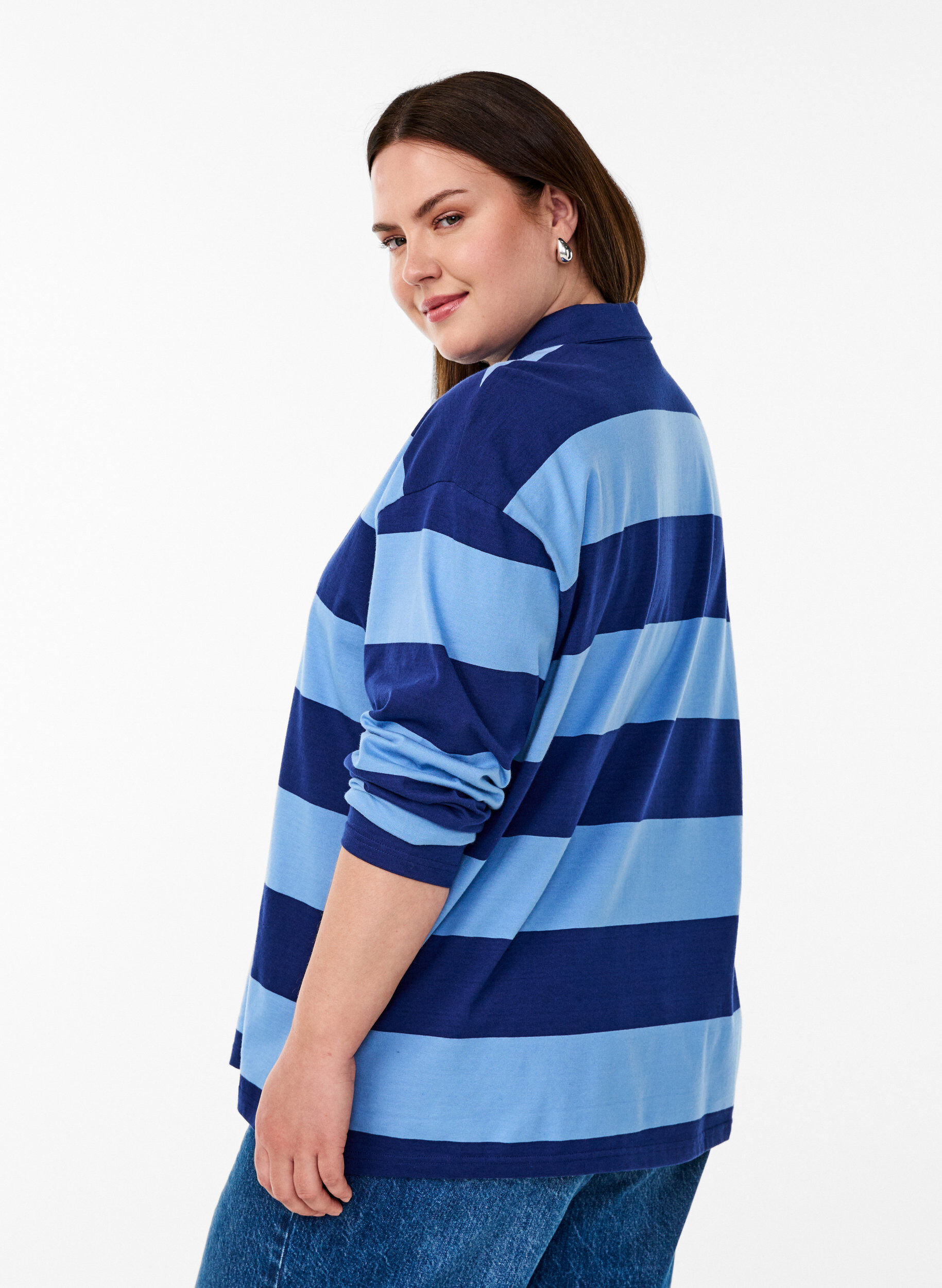 Zizzi Gestreept poloshirt met geborduurde tekst, Blauw, Model image number 2