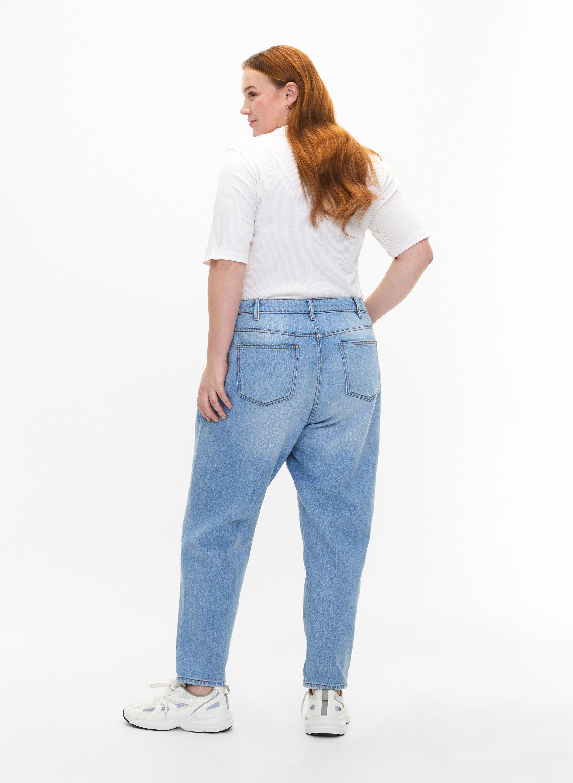 Zizzi Mille mom fit jeans met scheuren, Light Blue, Model image number 1