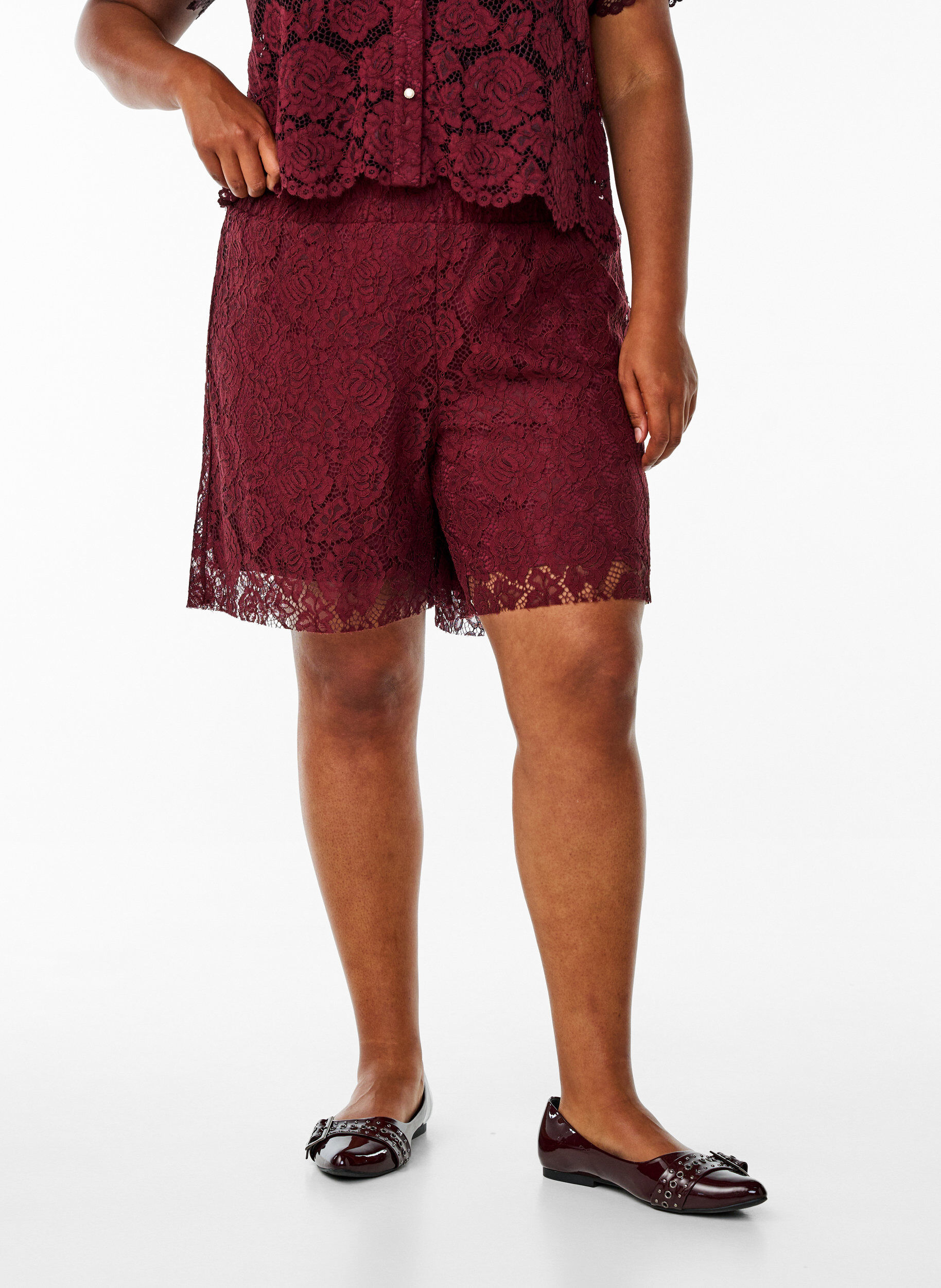 Zizzi Luchtige kanten shorts, Donker Bordeaux, Model image number 3