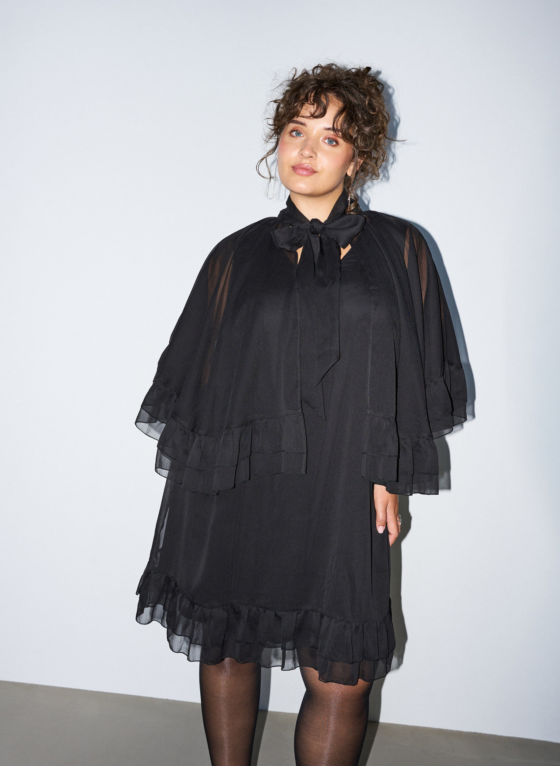 ZizziMouwloze jurk met chiffon cape, Zwart, Model image number 0