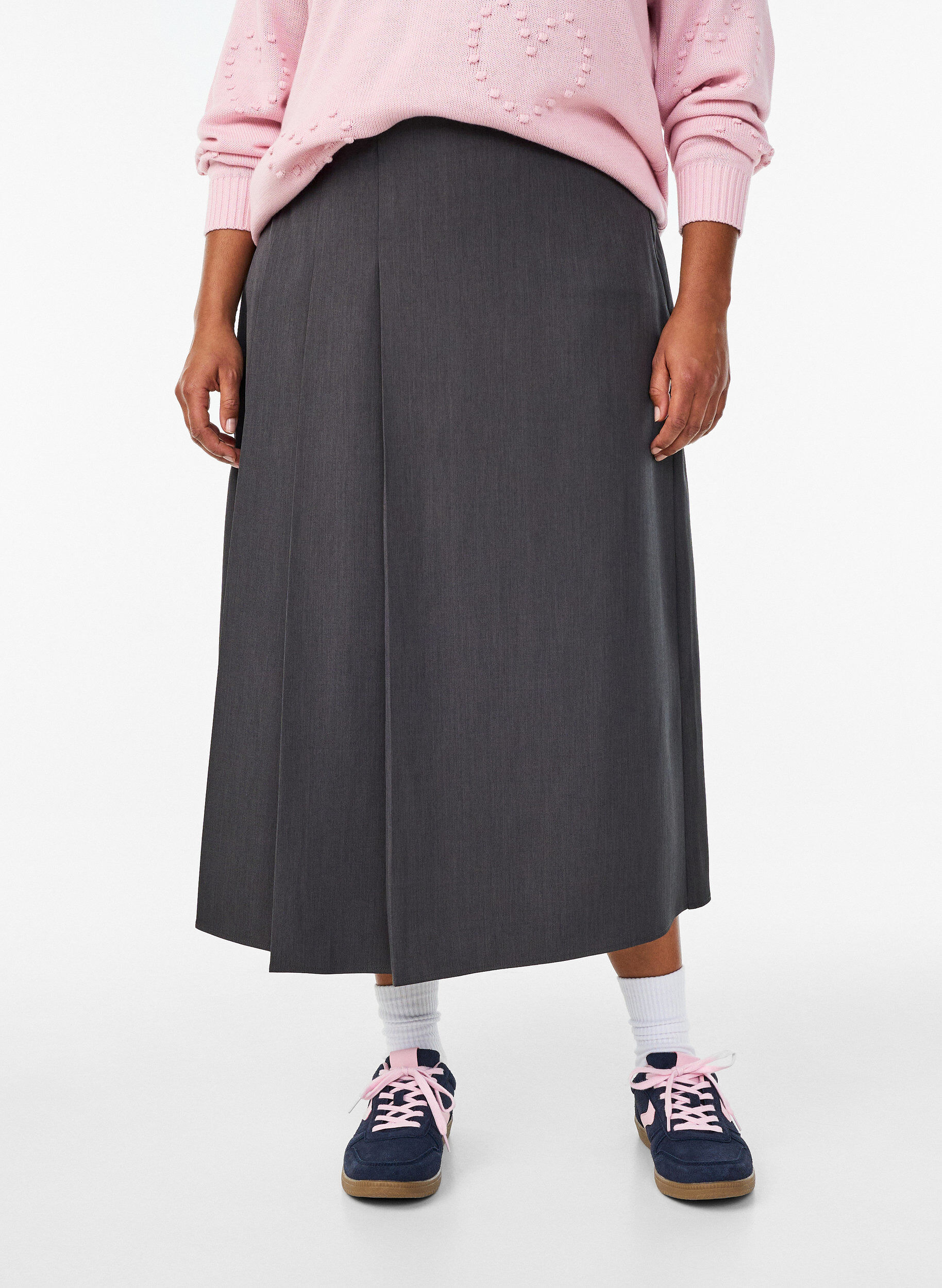 Zizzi Midirok met wijde plooien, Grijs, Model image number 2
