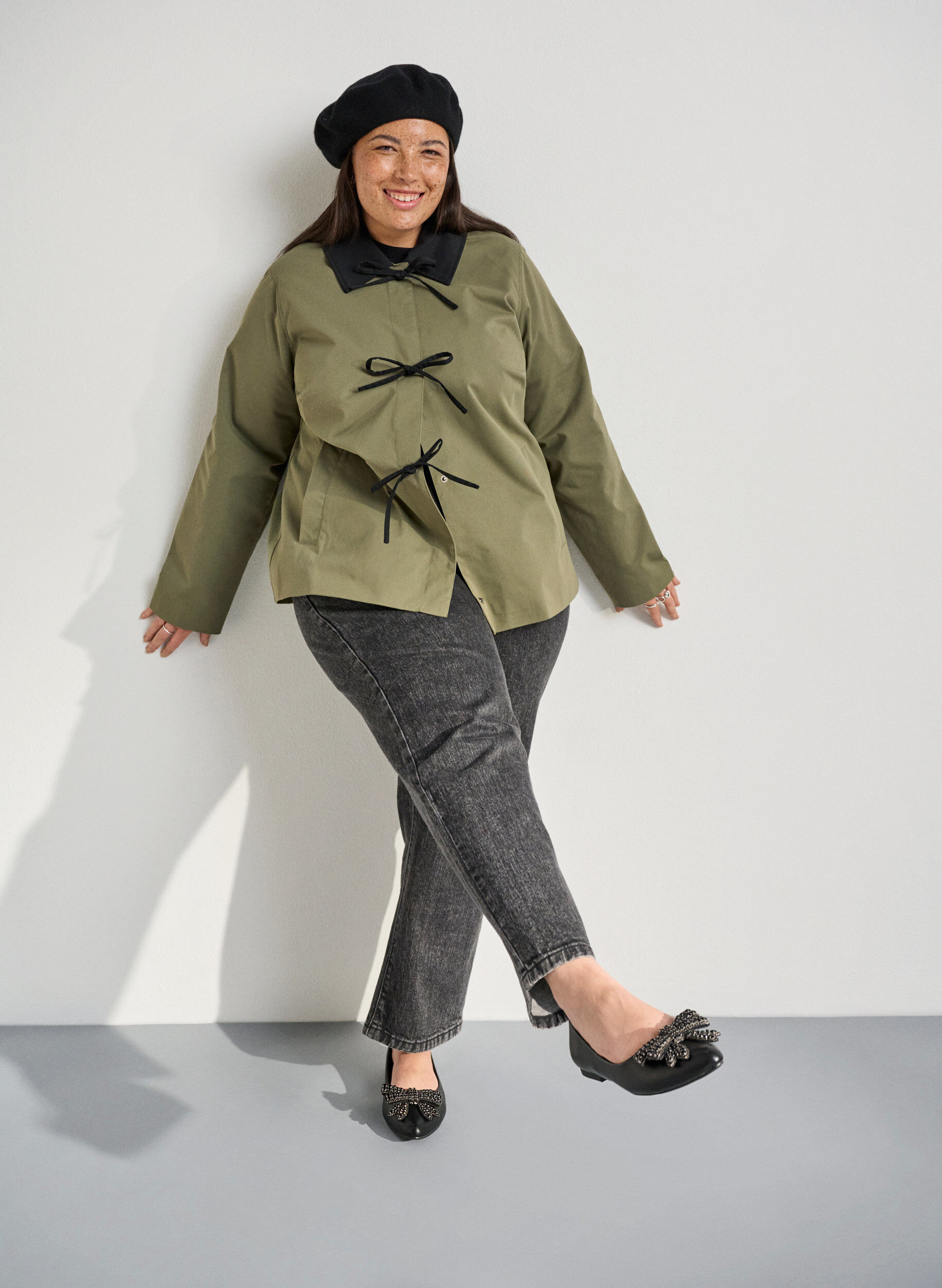 Zizzi Wide fit - Ballerina met strik en strassteentjes, Zwart, Image image number 0