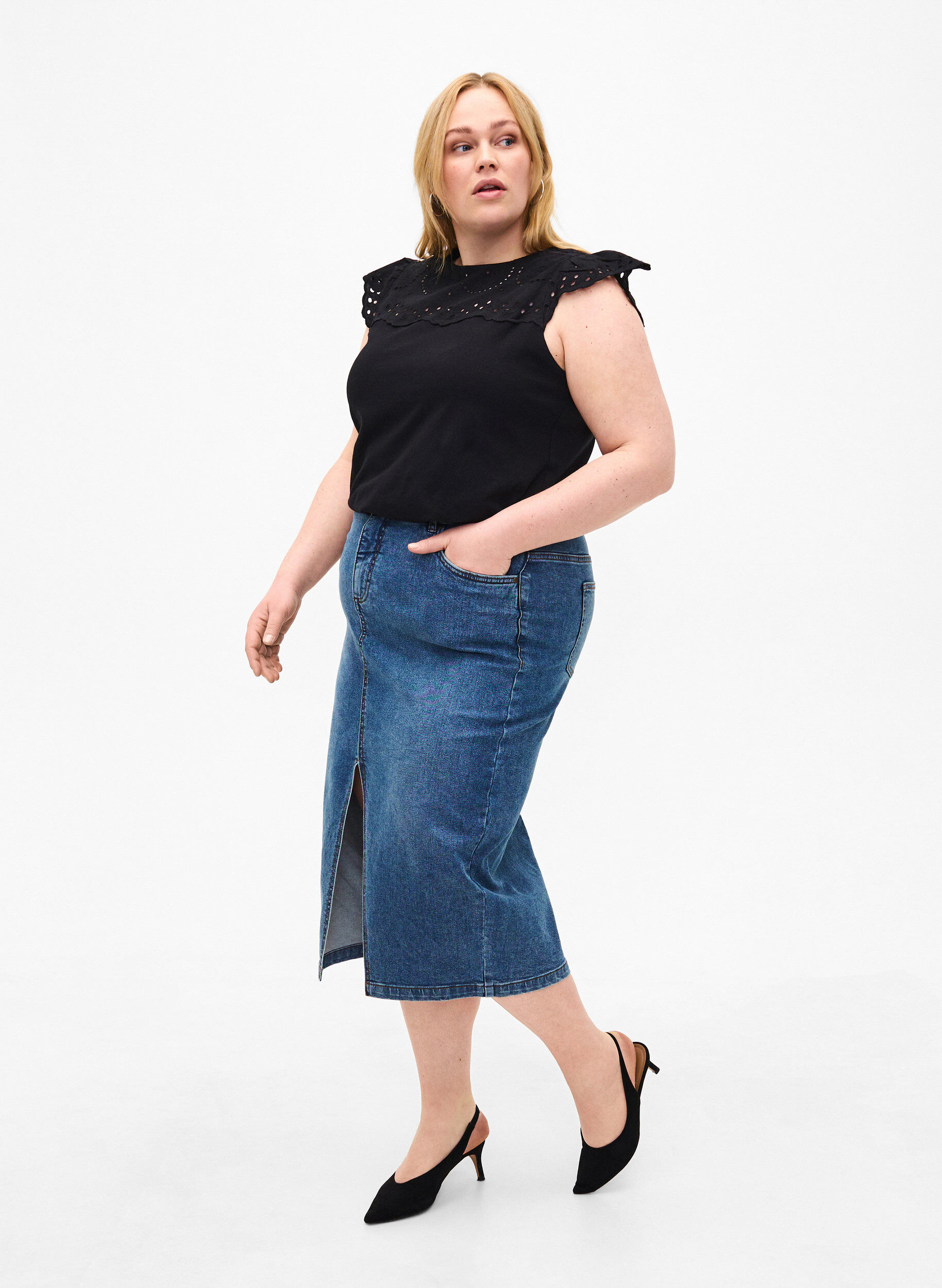 Zizzi T-shirt van biologisch katoen met broderie anglaise, Black, Model image number 2