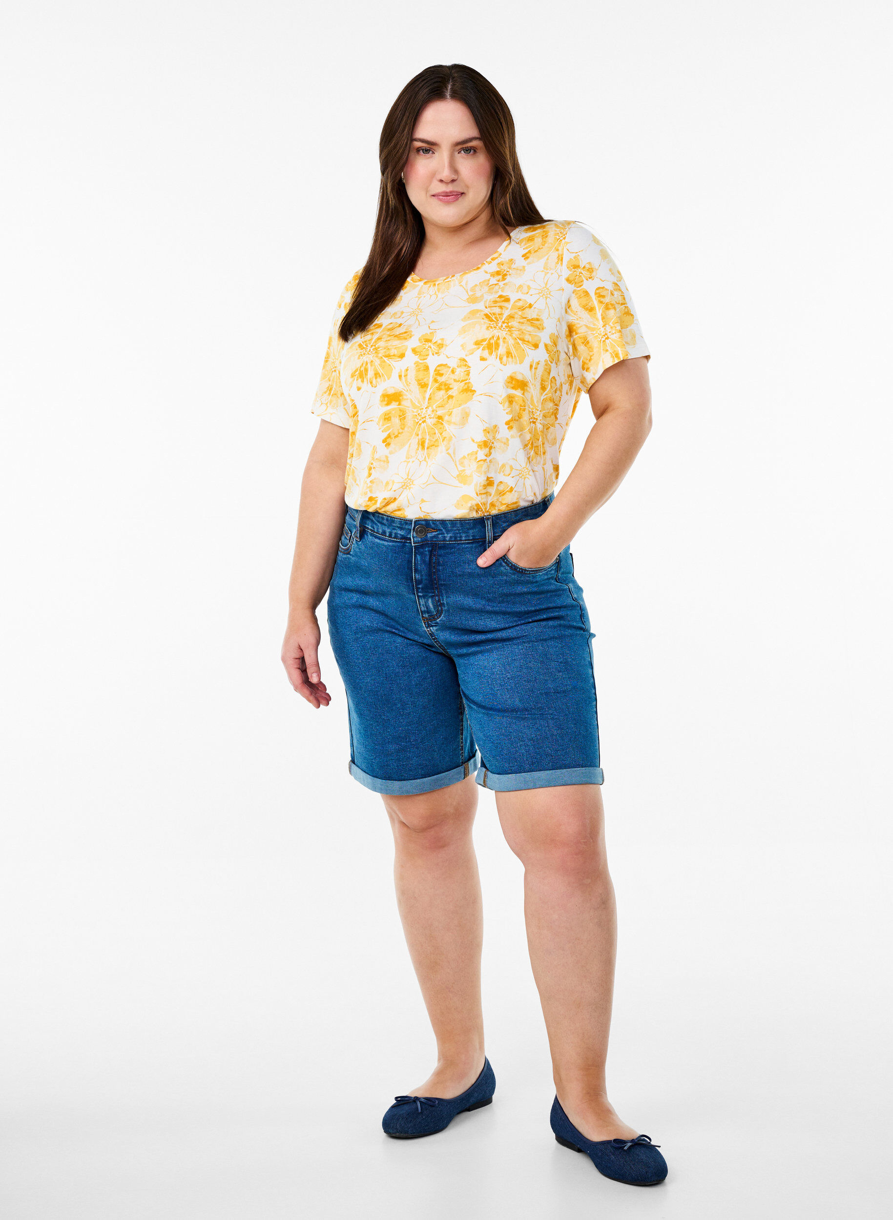 Zizzi Strakzittende denim shorts met een hoge taille, Blauw, Model image number 1