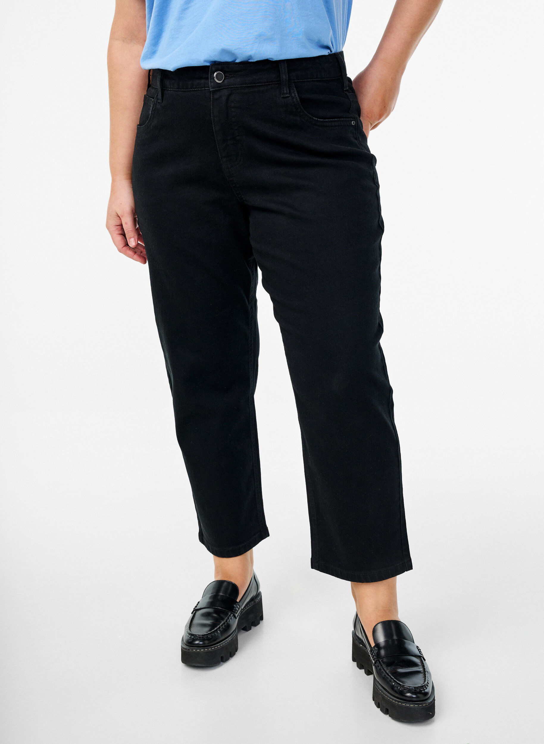 Zizzi Gecropte Vera jeans met een straight-fit, Zwart, Model image number 2