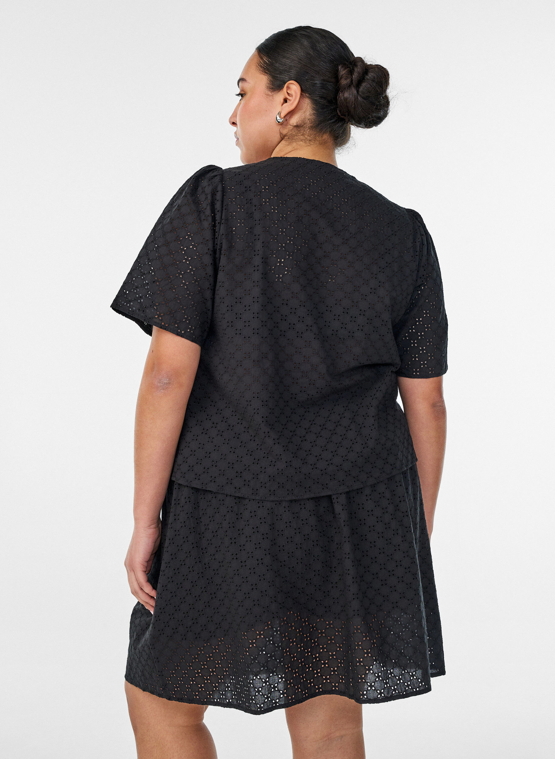 ZizziKorte rok met broderie anglaise en elastische tailleband, Zwart, Model image number 1