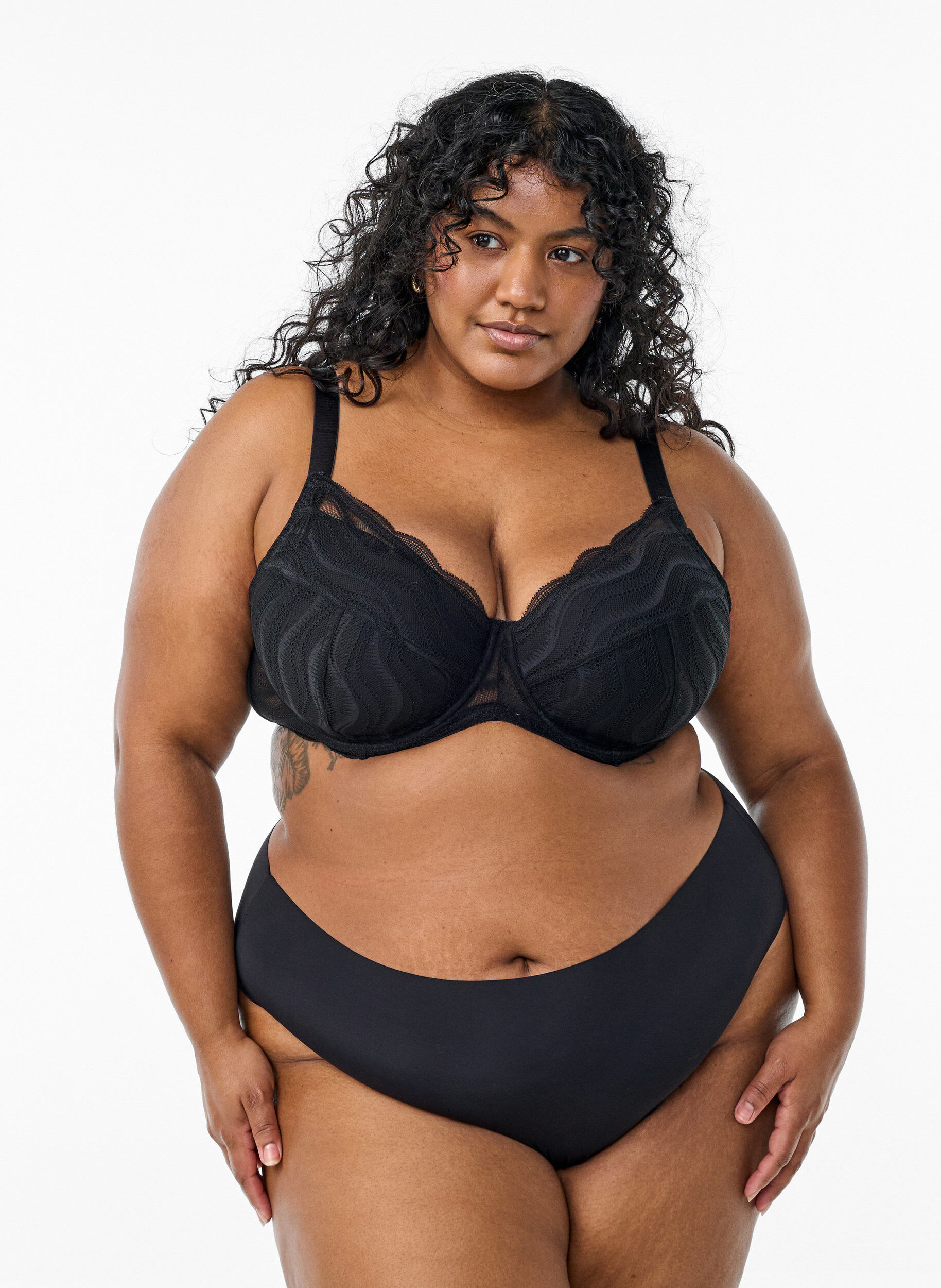 Zizzi Gewatteerde bh met kanten details, Zwart, Model image number 1