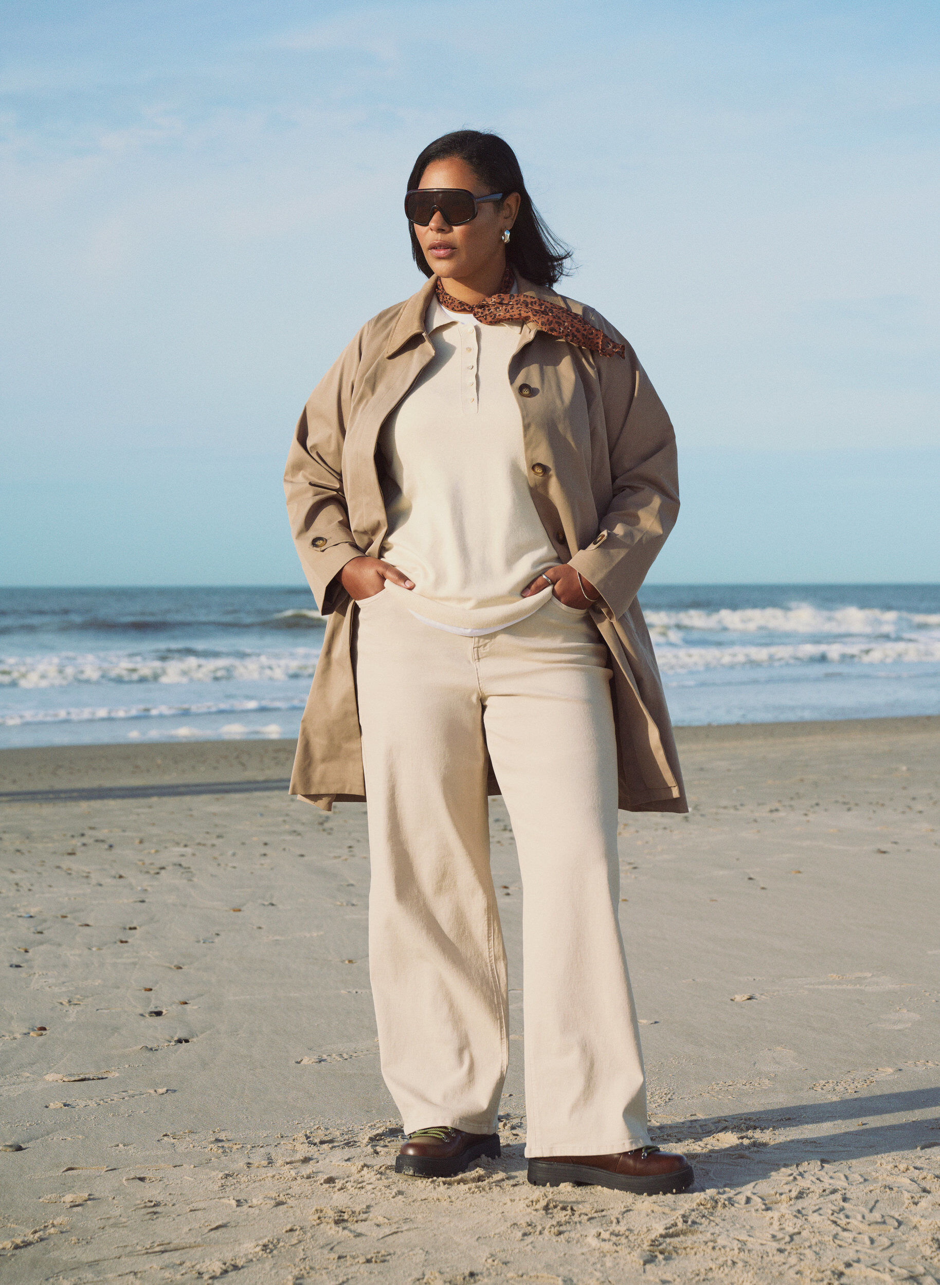 Zizzi Lentejas met imitatie su&egrave;de kraag en onzichtbare knoopsluiting, Beige, Image image number 0