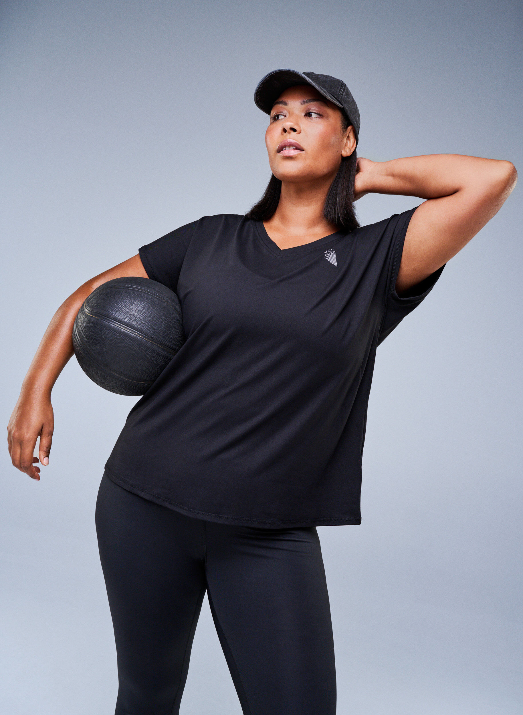 Zizzi Losvallend trainings-T-shirt met V-hals, Zwart, Image image number 0