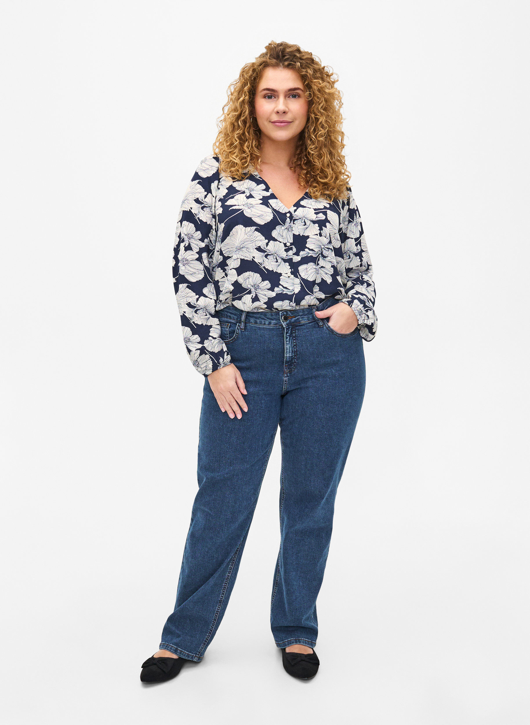 Zizzi Blouse avec col en V et imprim&eacute;, Navy B. Flower AOP, Model image number 2