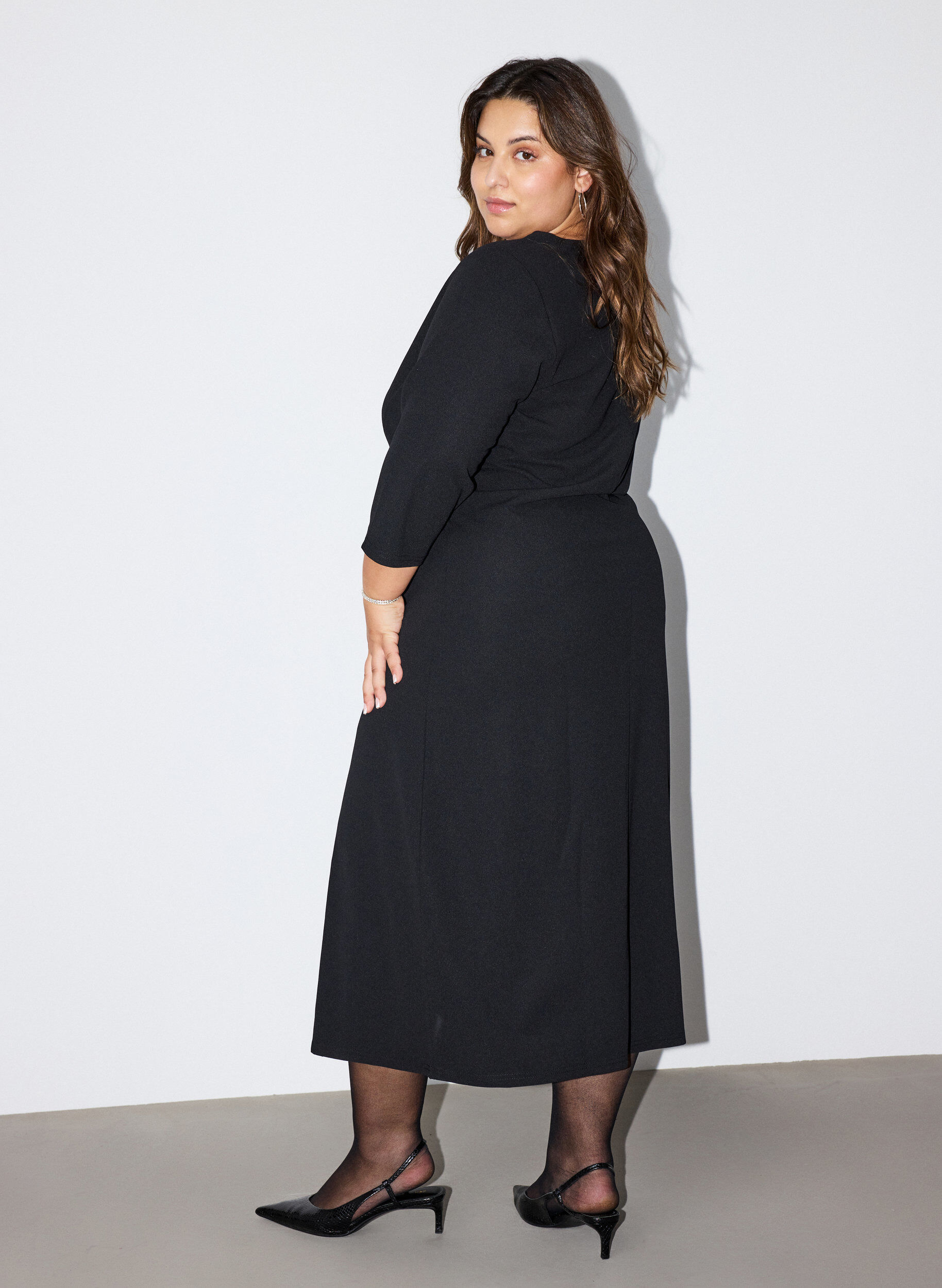 ZizziJersey jurk met drapering en decoratieve gesp, Zwart, Model image number 1
