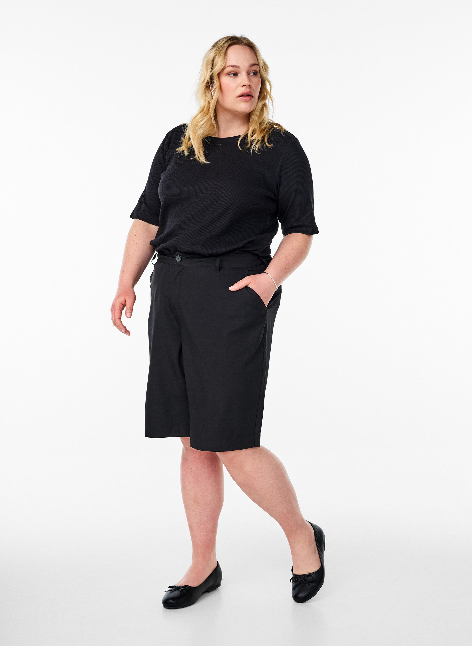 Zizzi Geribde jersey blouse met korte mouwen, Zwart, Model image number 1