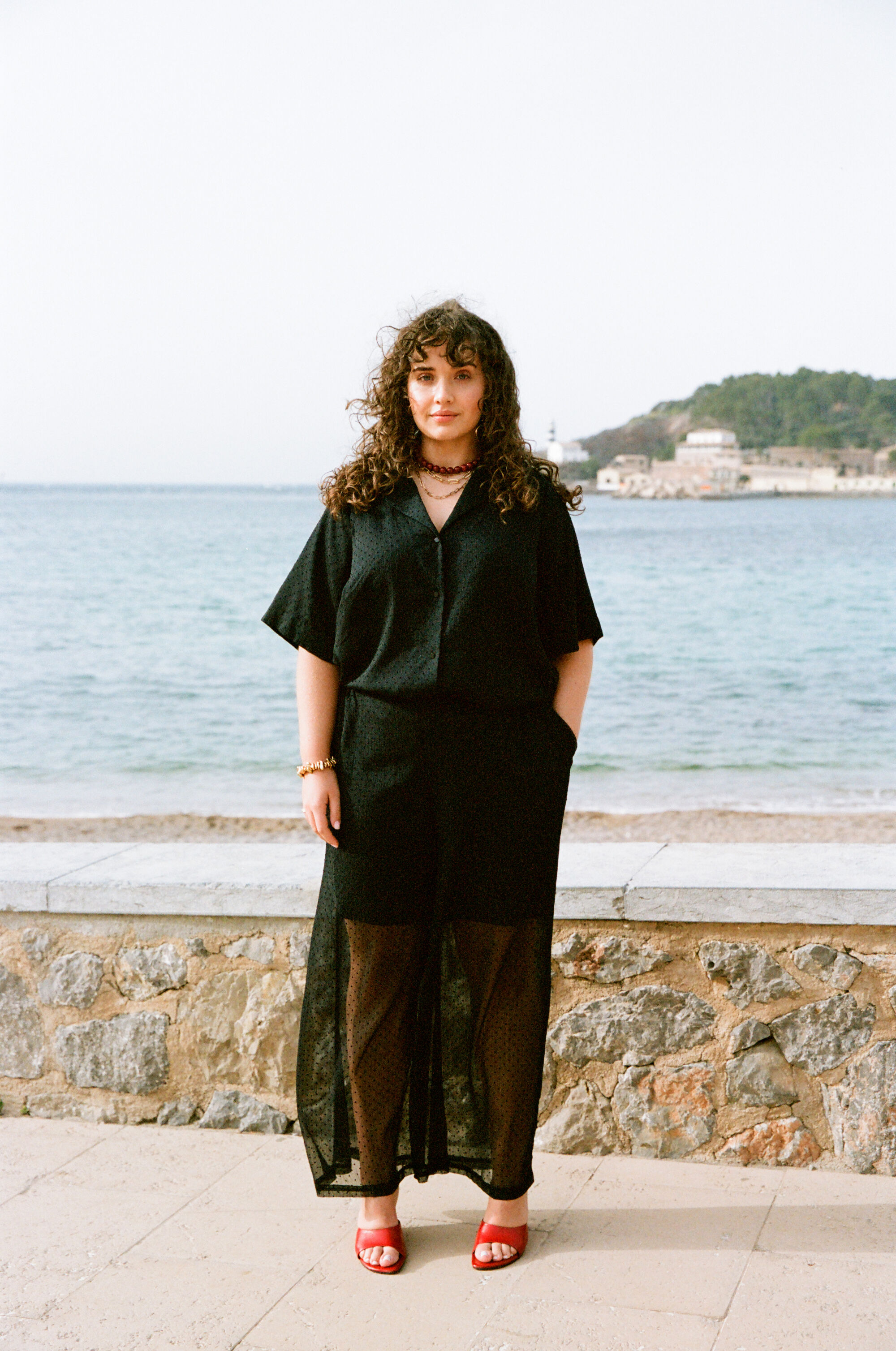 ZizziElegant zwart met rode accenten, , Model