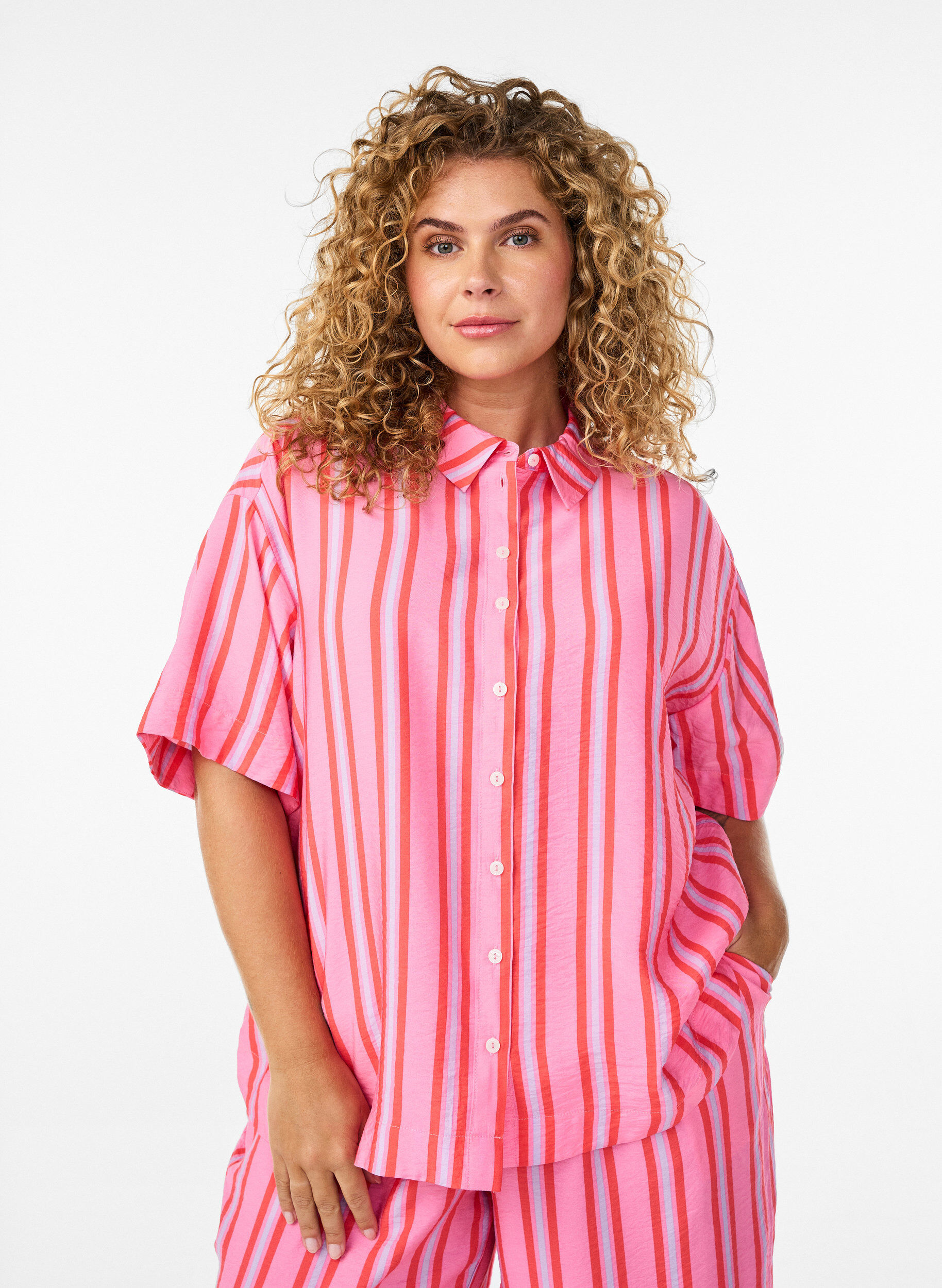 Gestreepte viscose shirt met korte mouwen, Roze, Model