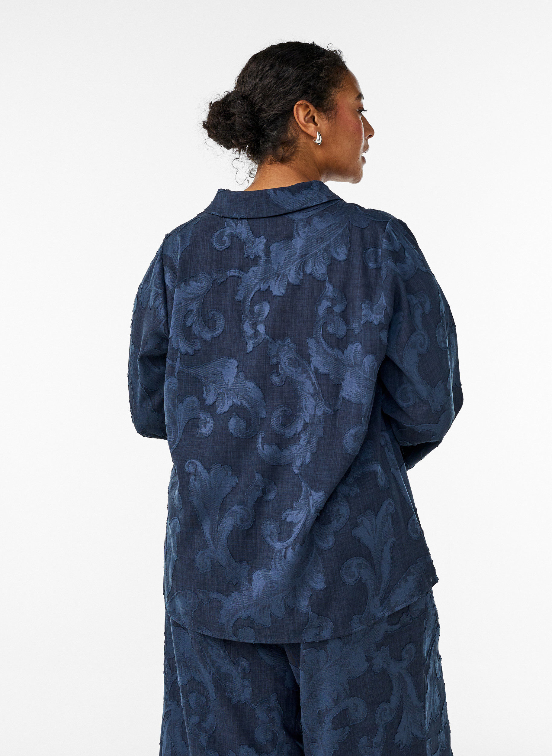 Zizzi Blouse met V-hals en geweven textuurpatroon, Blauw, Model image number 2