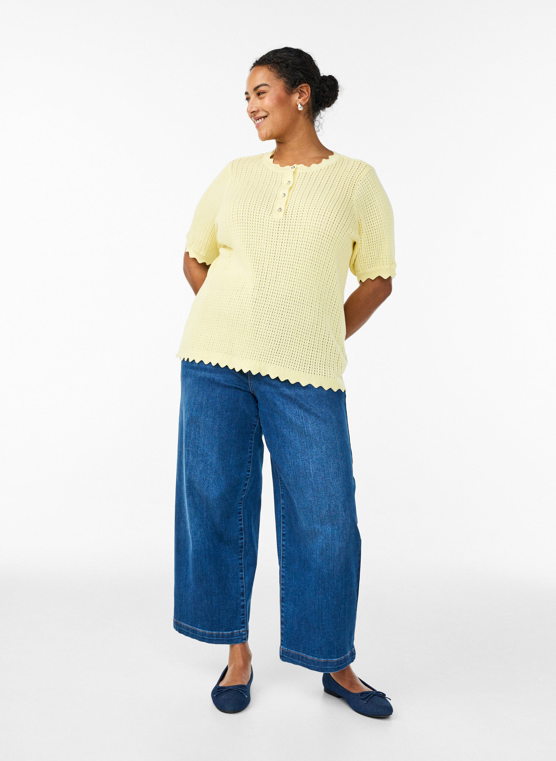 Zizzi Korte mouw gebreide blouse met ajourpatroon en golfranden, Geel, Model image number 1