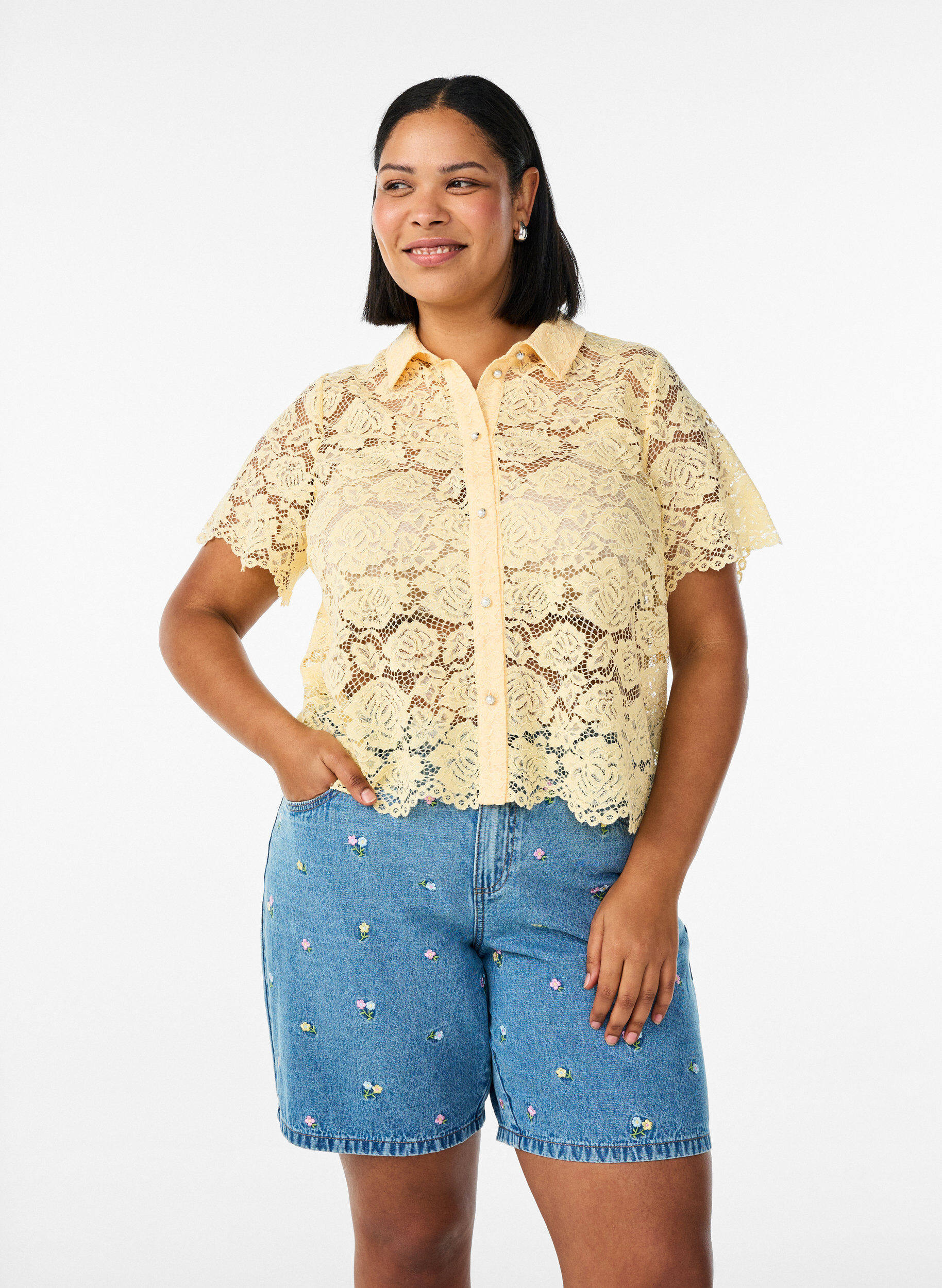 Zizzi Denimshorts met geborduurde bloemen, Blauw, Model image number 0