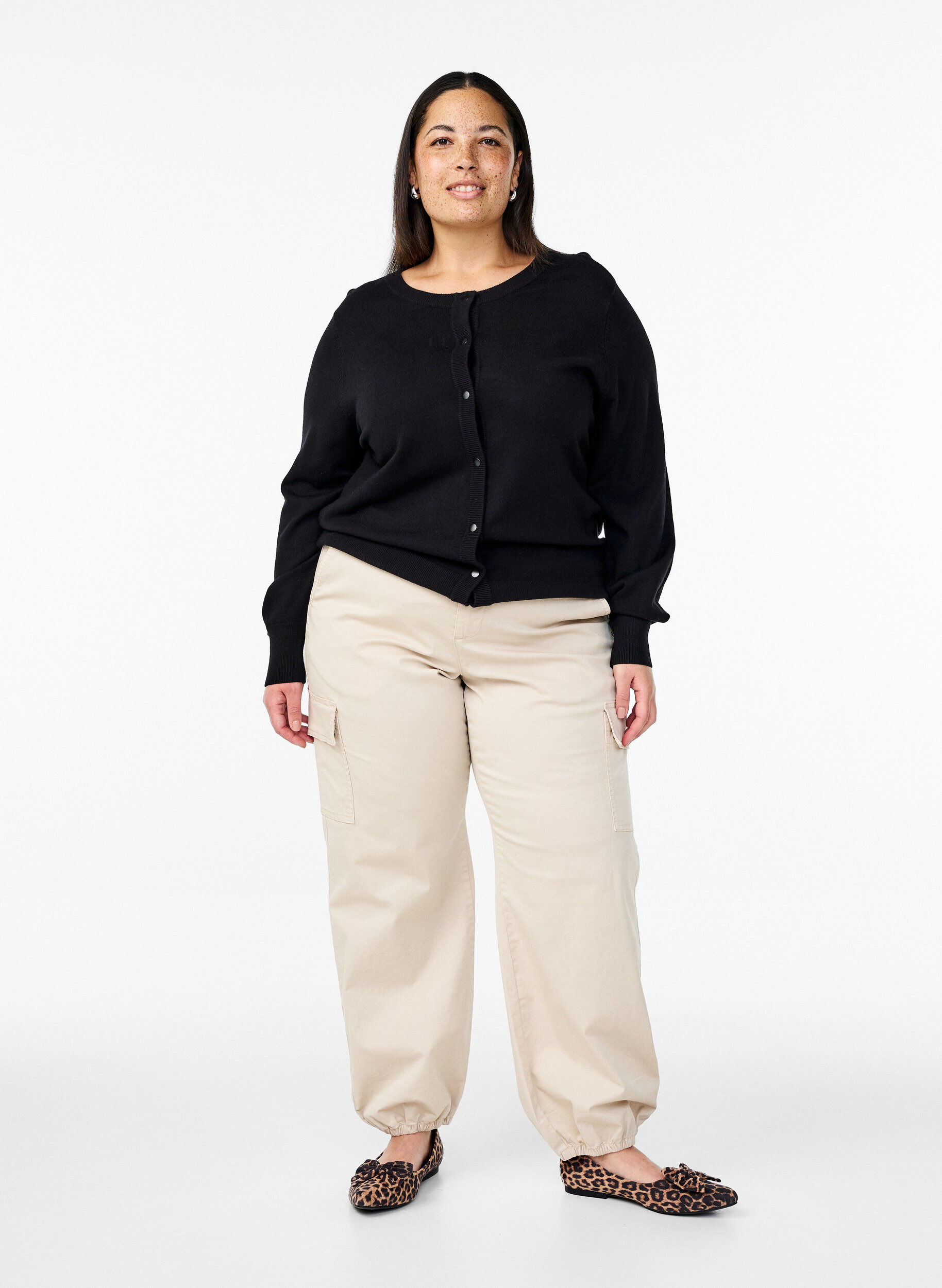 Zizzi Gebreid vest met knopen in viscosemix, Black, Model image number 2