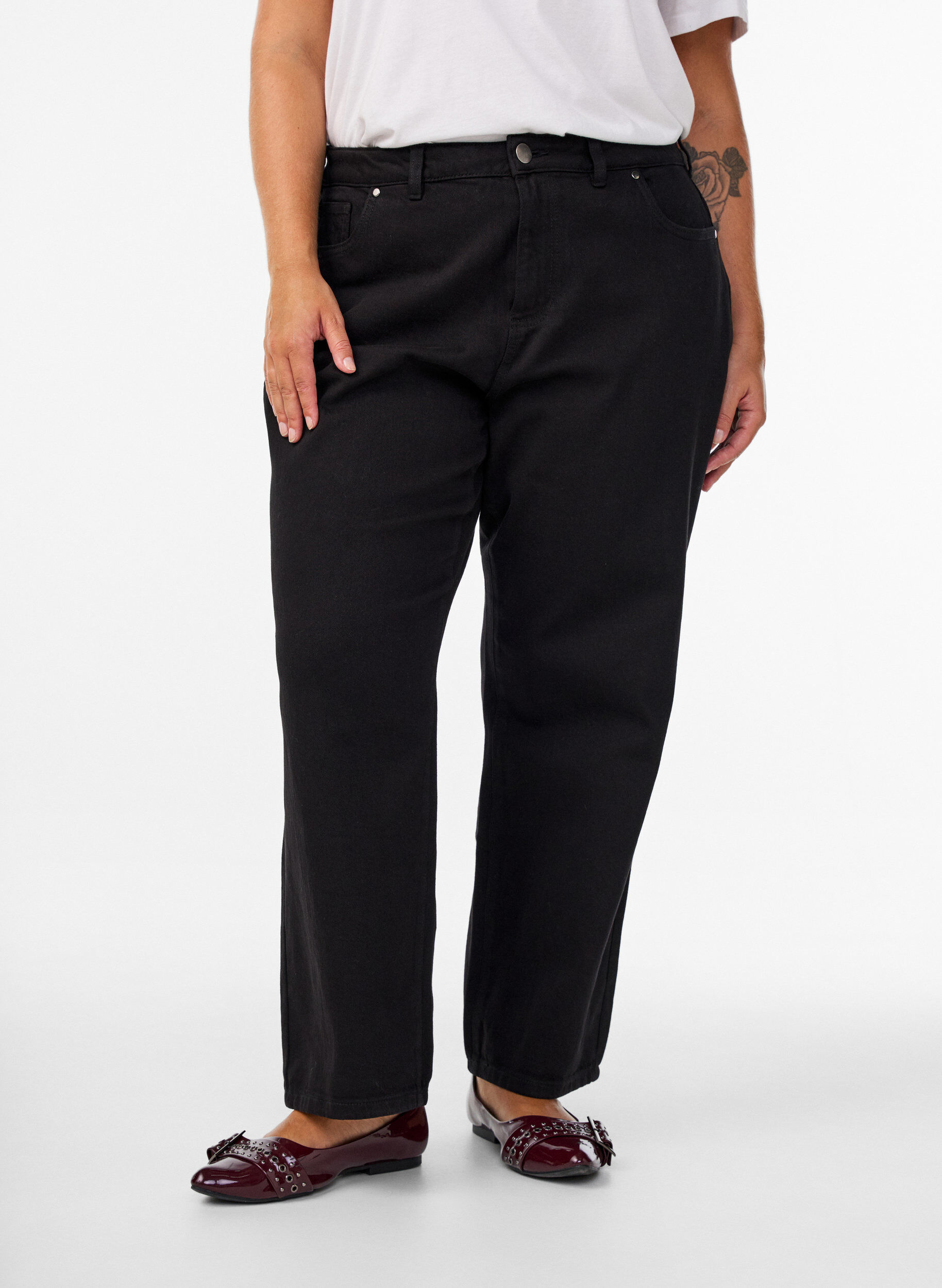 Zizzi Losse jeans met gekorte lengte, Zwart, Model image number 2