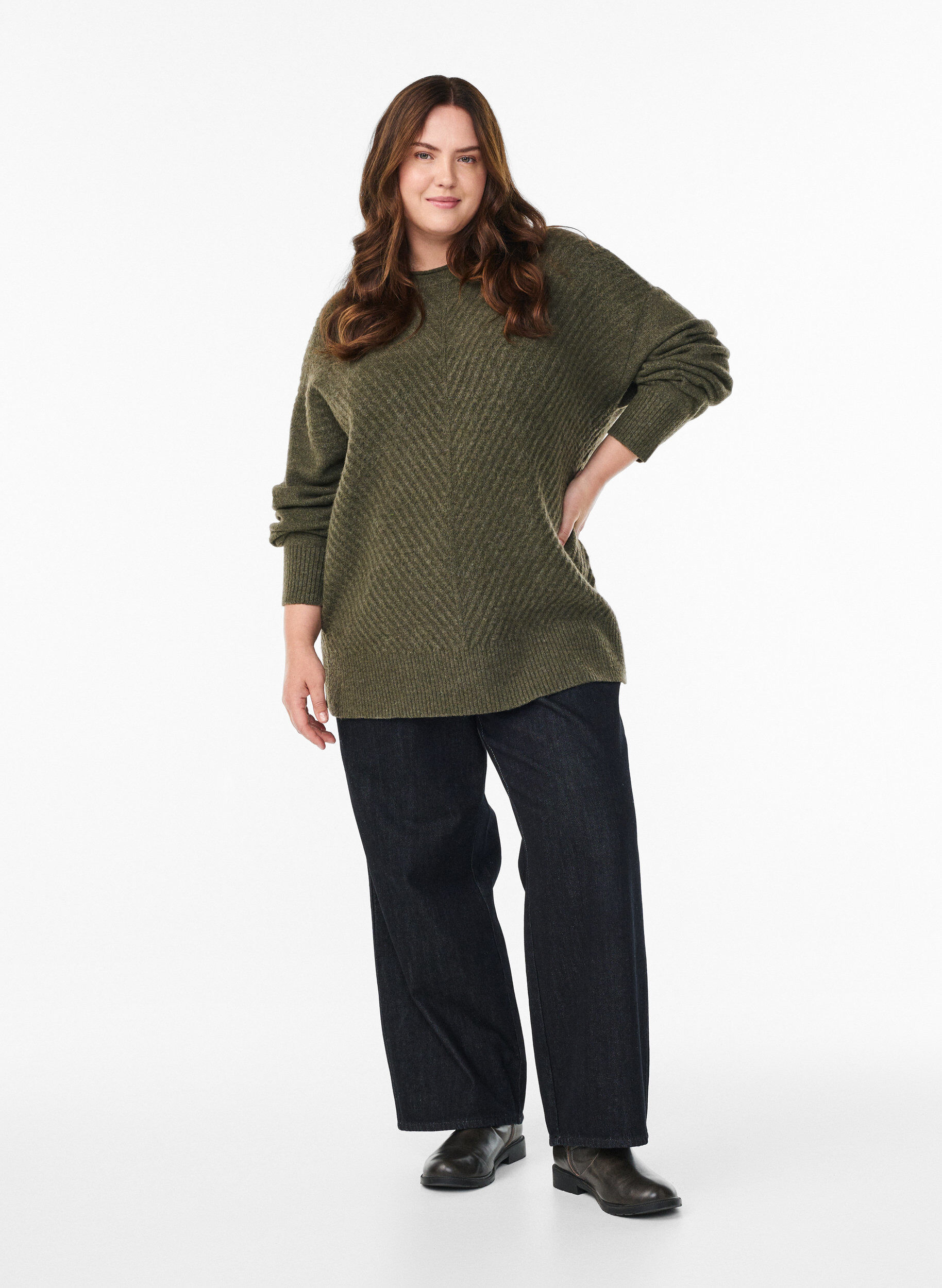 Zizzi Gebreide blouse met V-vormig geribd patroon en zijsplitjes, Groen, Model image number 1