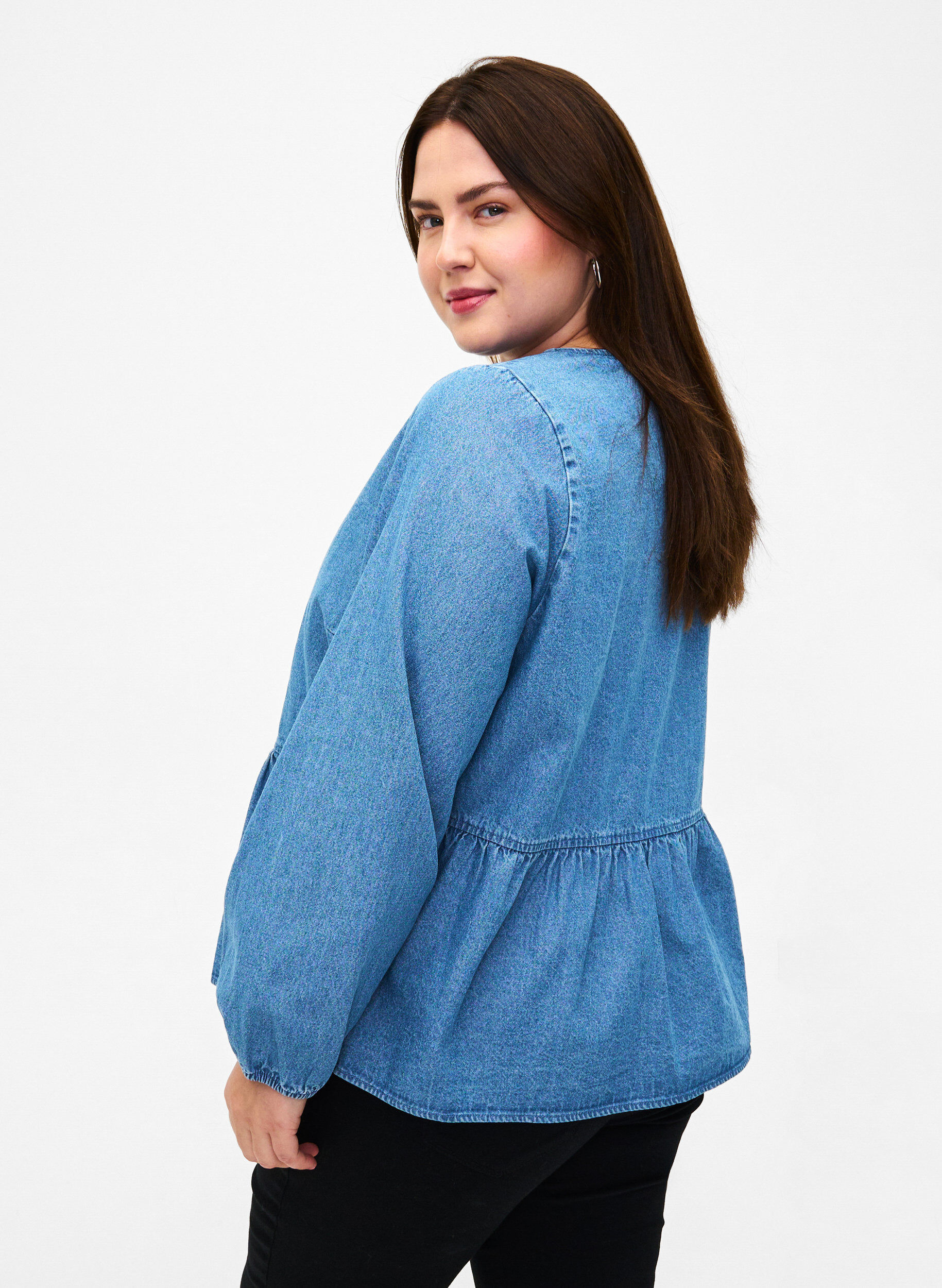 Zizzi Denim peplum blouse met striksluiting, Light Blue Denim, Model image number 1