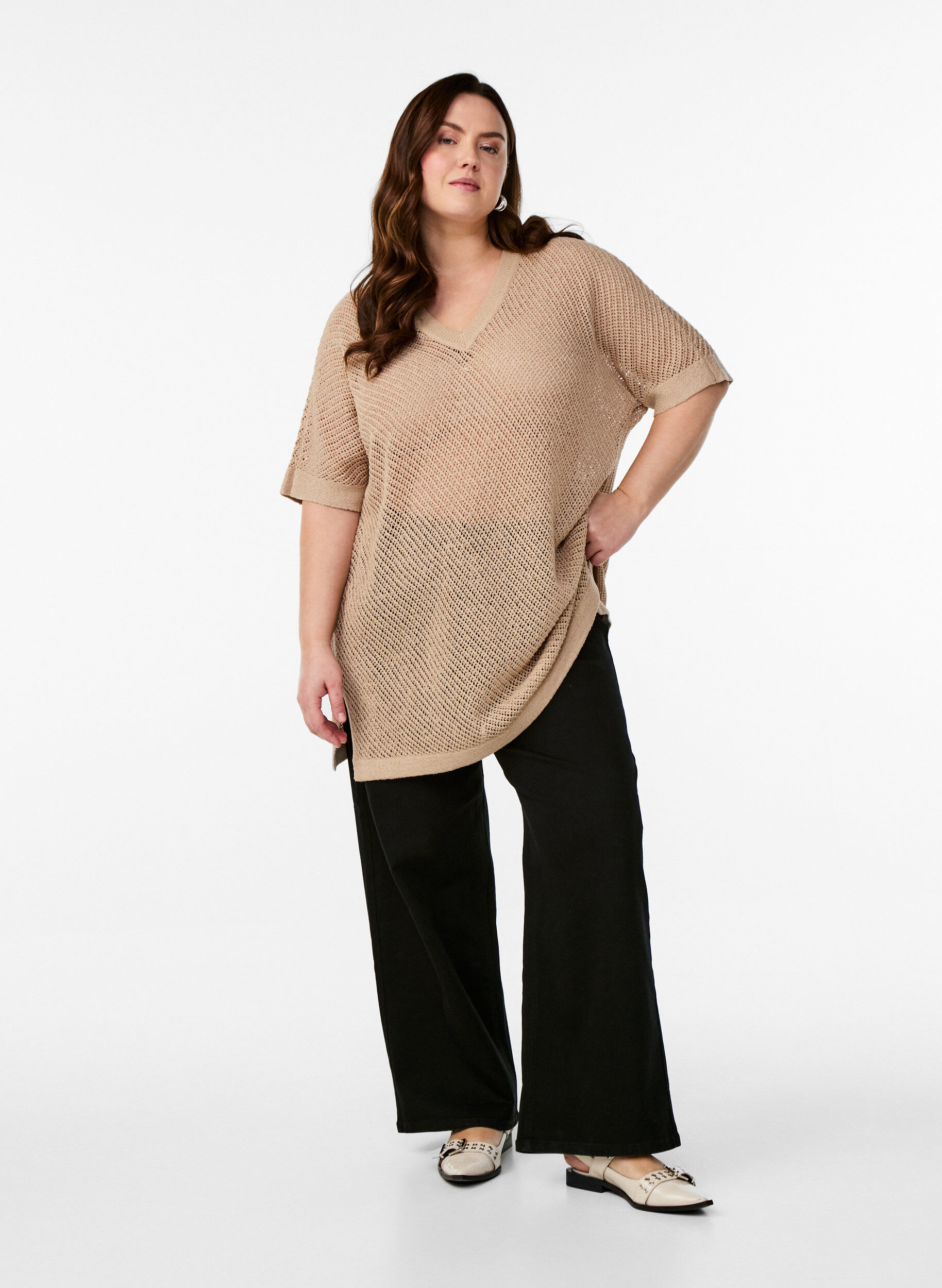 Zizzi FLASH - Gebreide blouse met korte mouwen en V-hals, Beige, Model image number 1