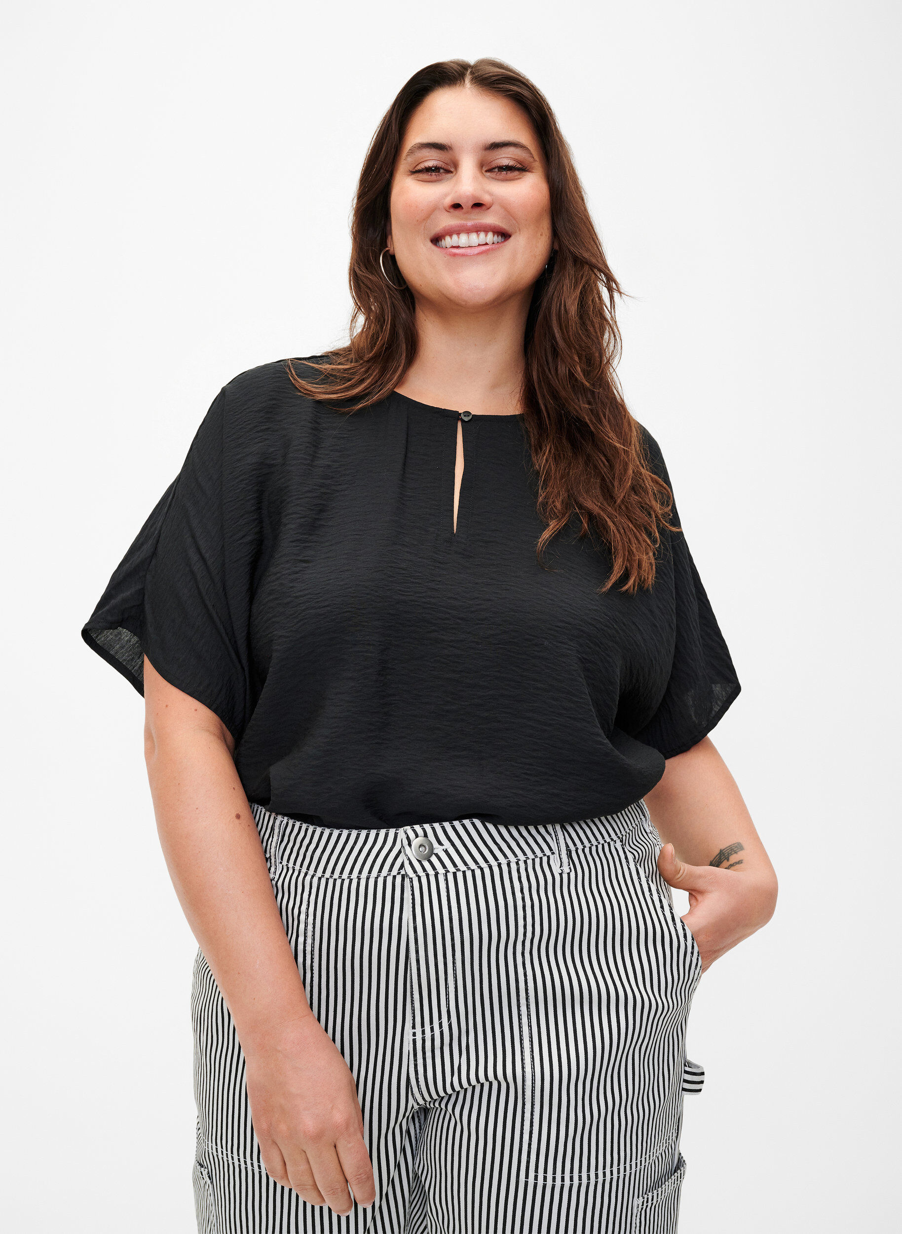 Zizzi Blouse met korte mouwen van viscose, Black, Model image number 0