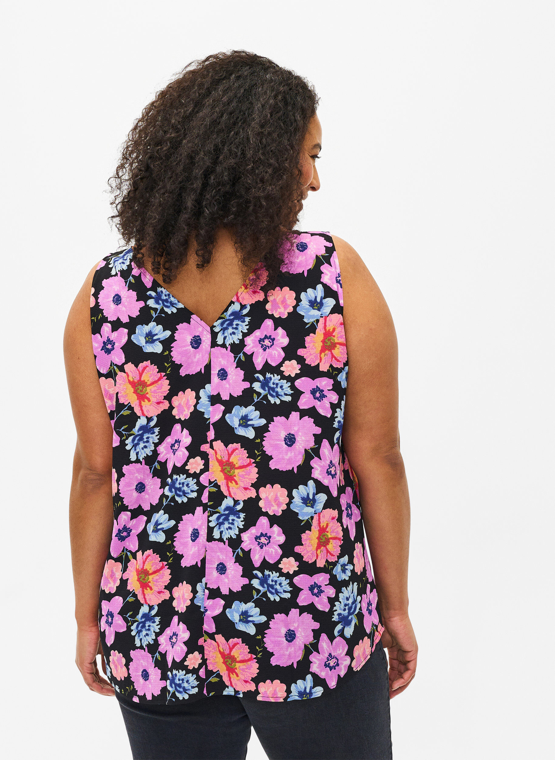 Zizzi Gebloemde top met V-hals, Black Big Flower AOP, Model image number 1