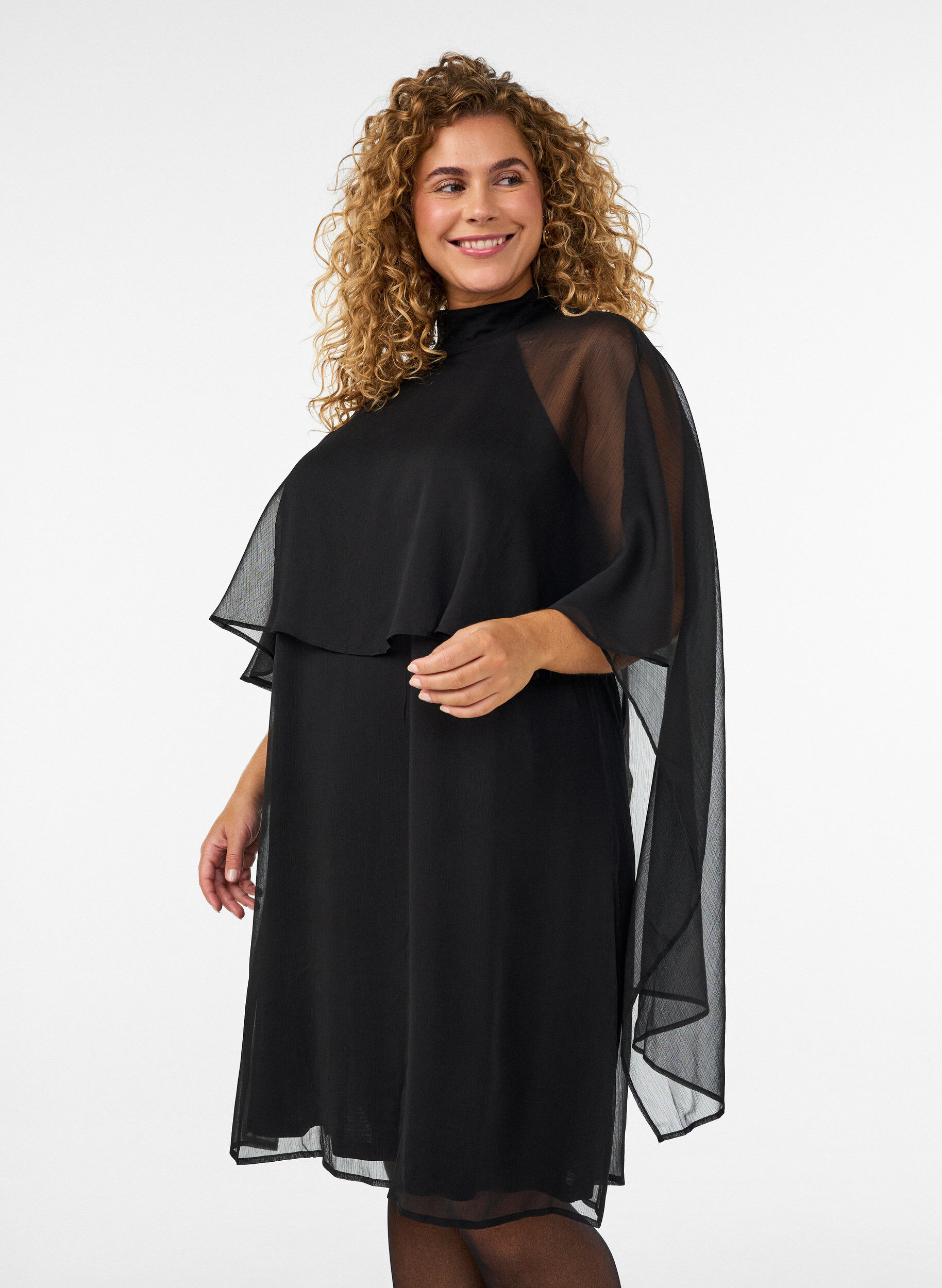 Chiffon jurk tot op de knie met doorschijnende cape, Zwart, Model
