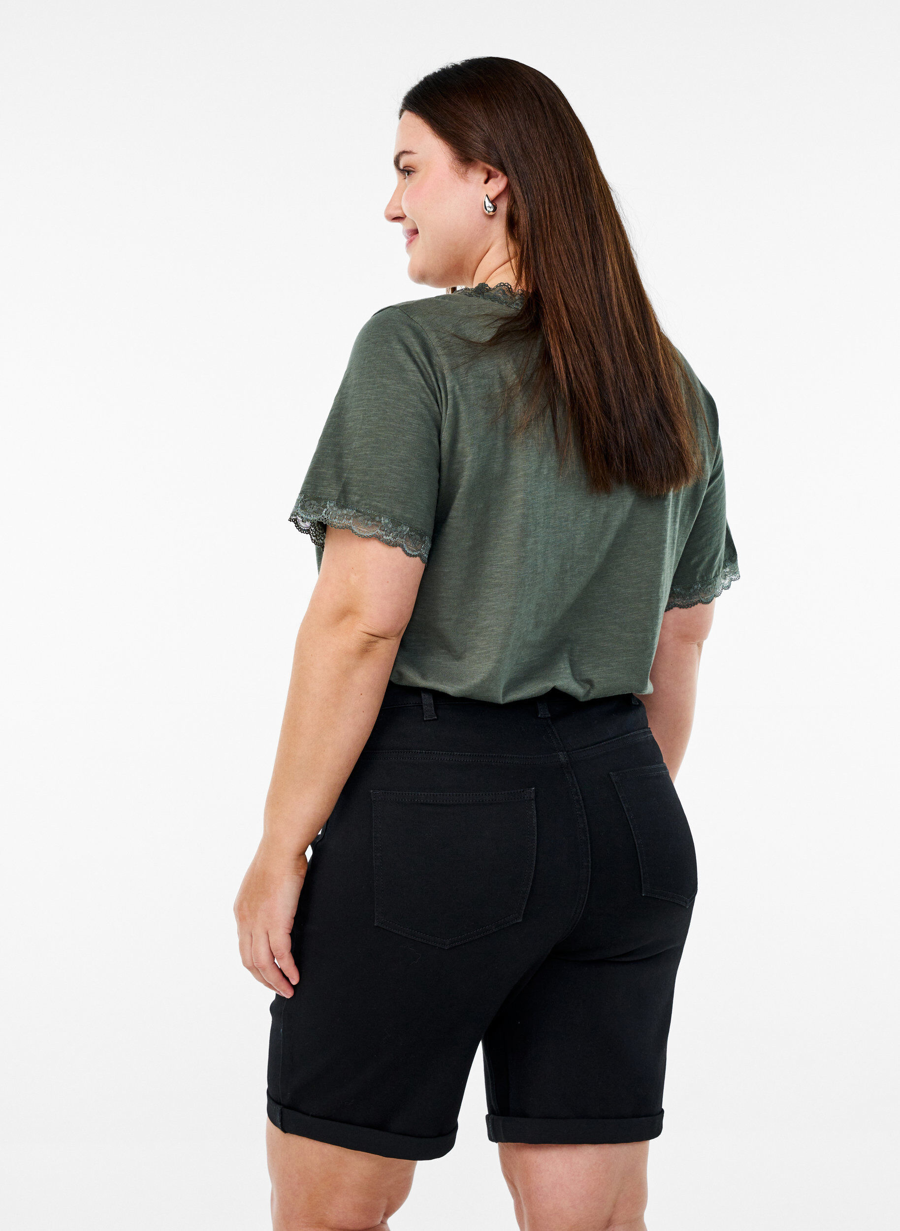 Zizzi Strakzittende denim shorts met een hoge taille, Zwart, Model image number 2