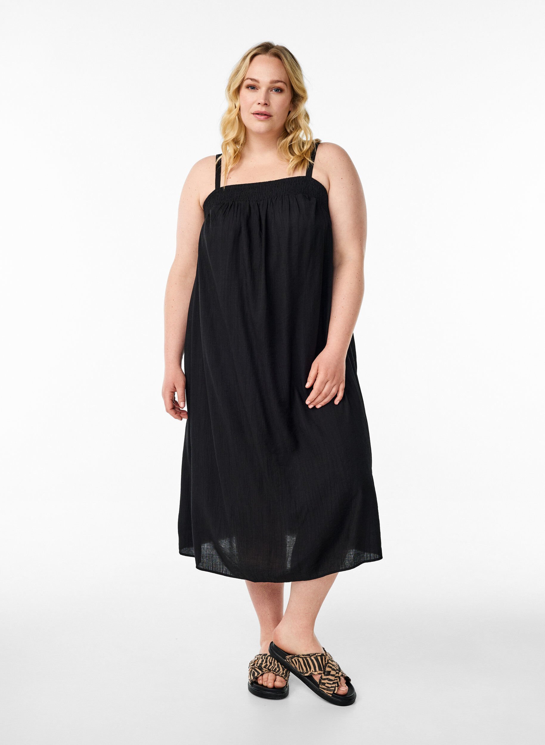 Zizzi Midi slip jurk van viscose, Zwart, Model image number 0