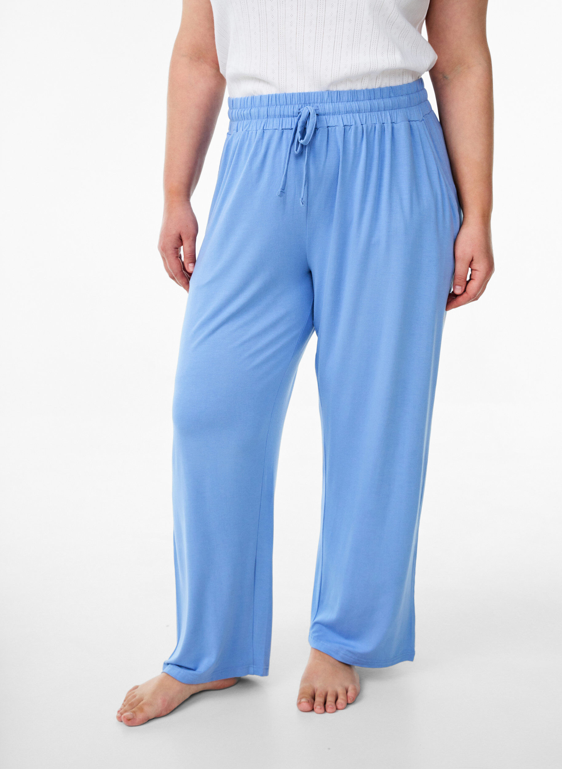ZizziLosse nachtbroek in viscose jersey met zakken, Blauw, Model image number 2