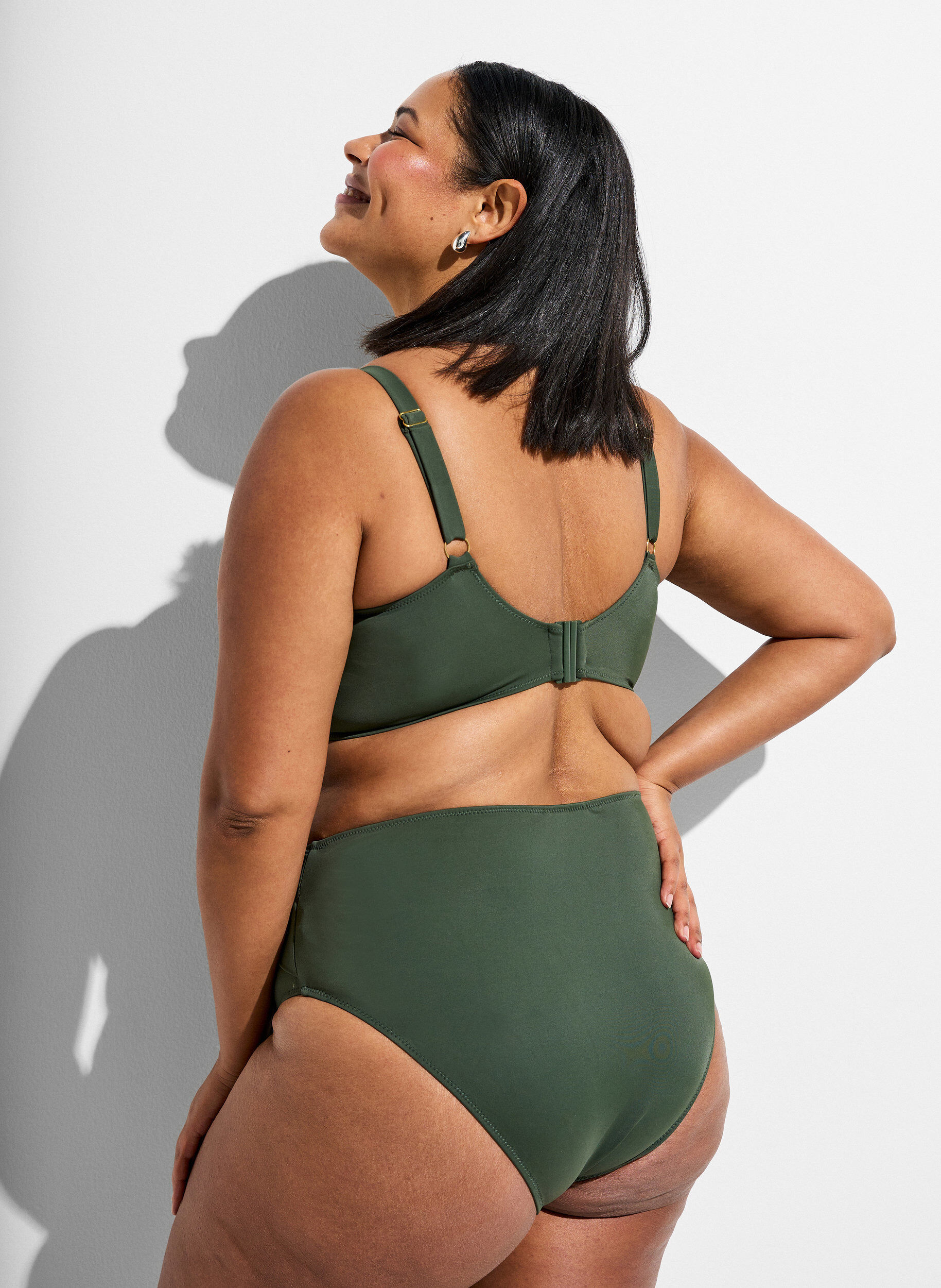ZizziHigh-waisted Tai bikinislip met gouden detail, Groen, Model image number 1