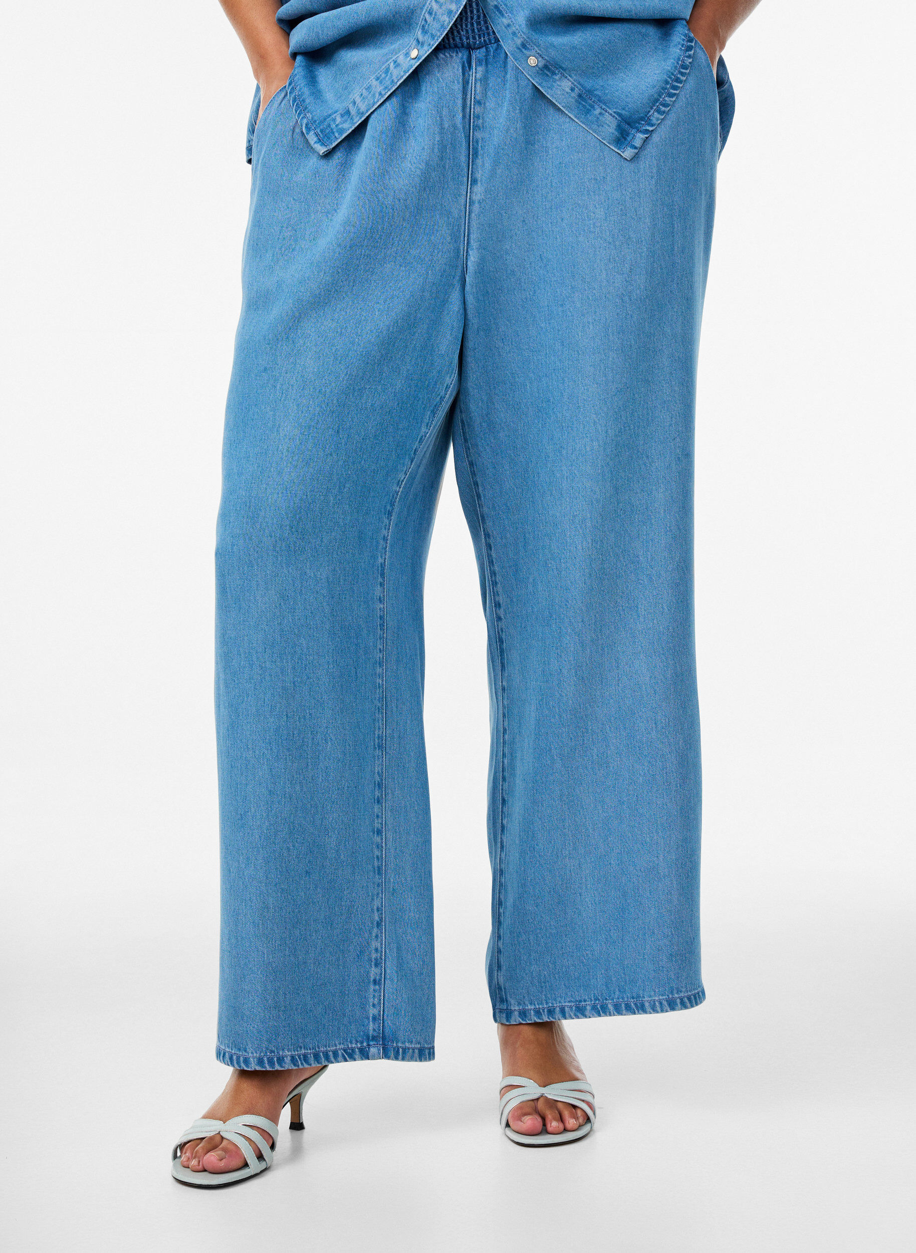 Zizzi Lyocell broek met wide fit en denimlook, Blauw, Model image number 2
