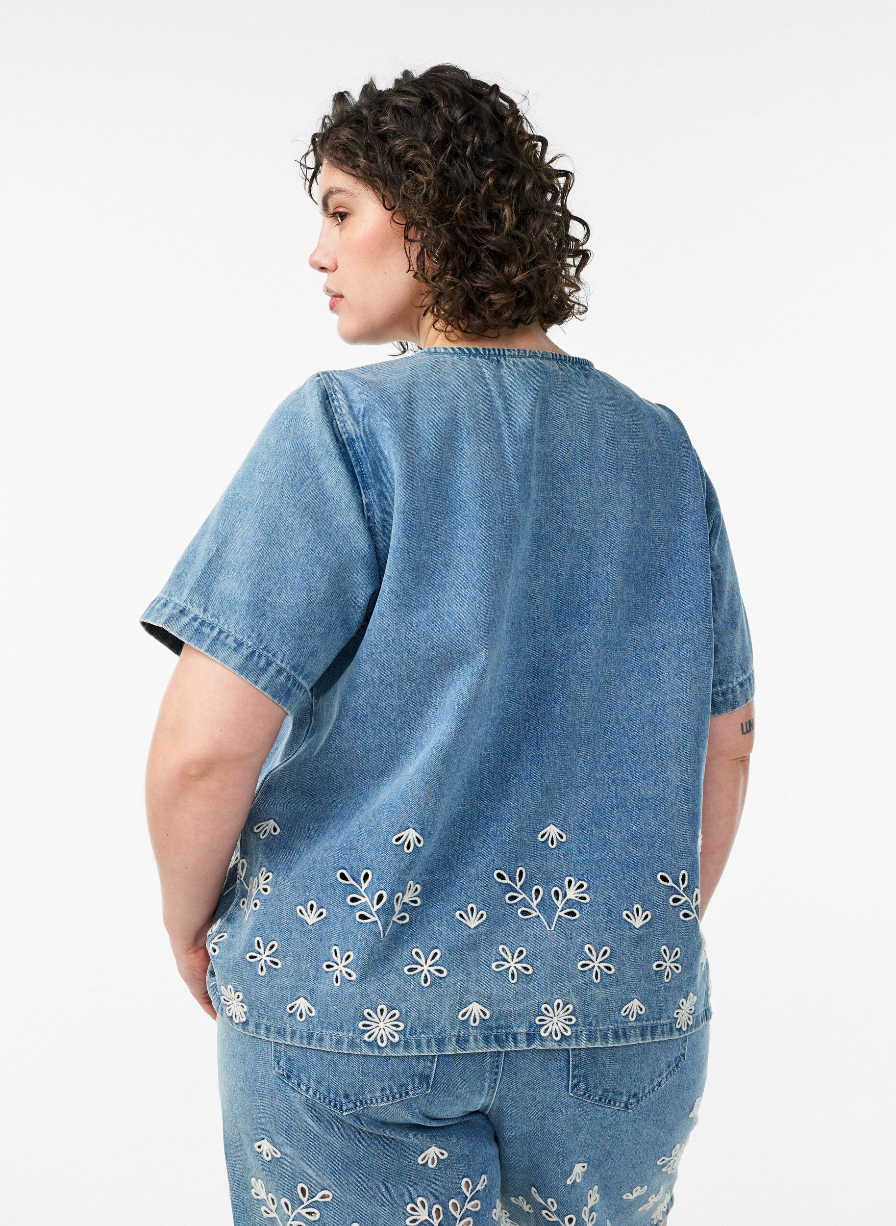 Zizzi Denim blouse met korte mouwen en broderie anglaise, Blauw, Model image number 2