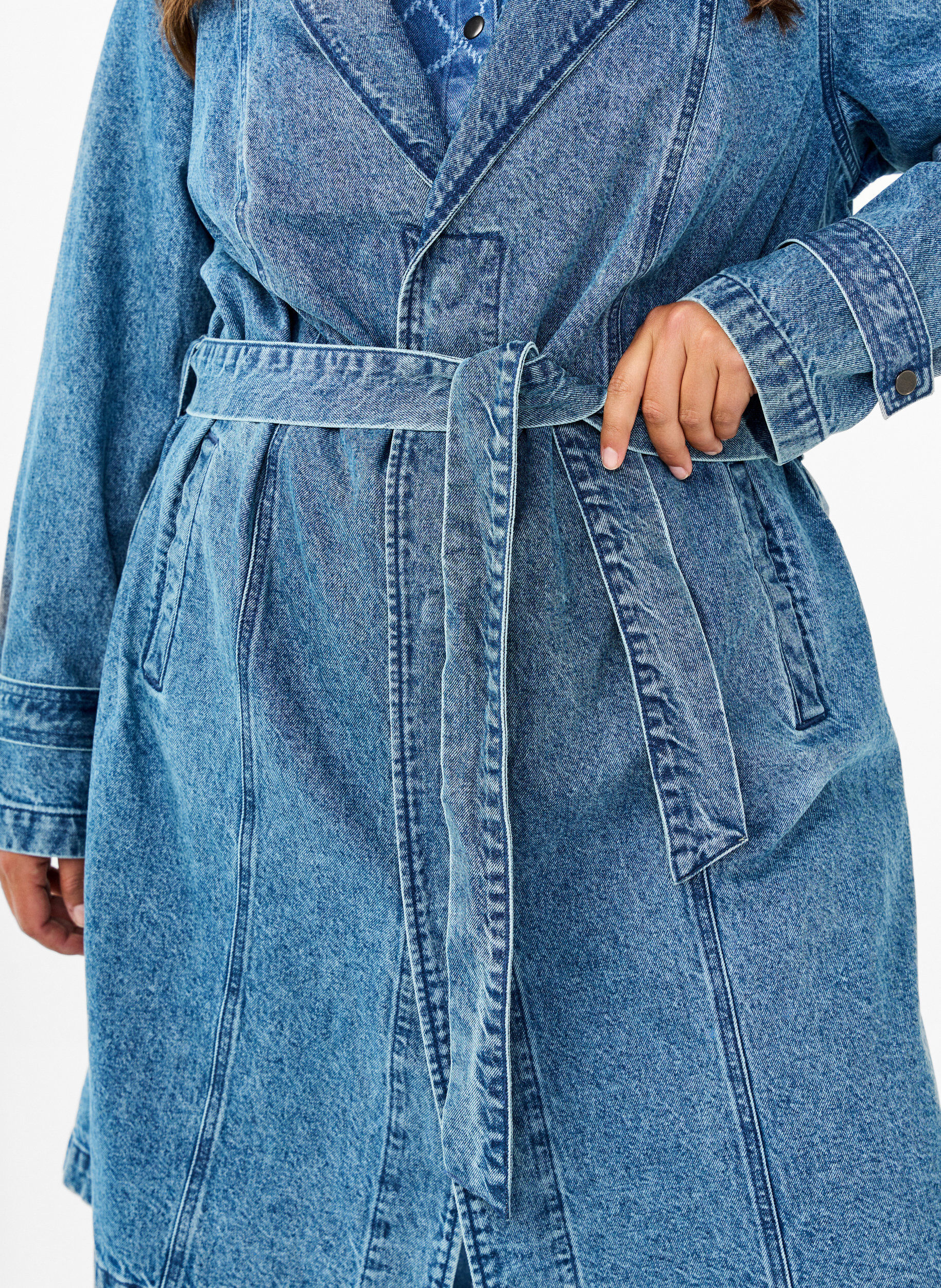 Zizzi Denim trenchcoat met riem, Blue Denim, Model image number 3