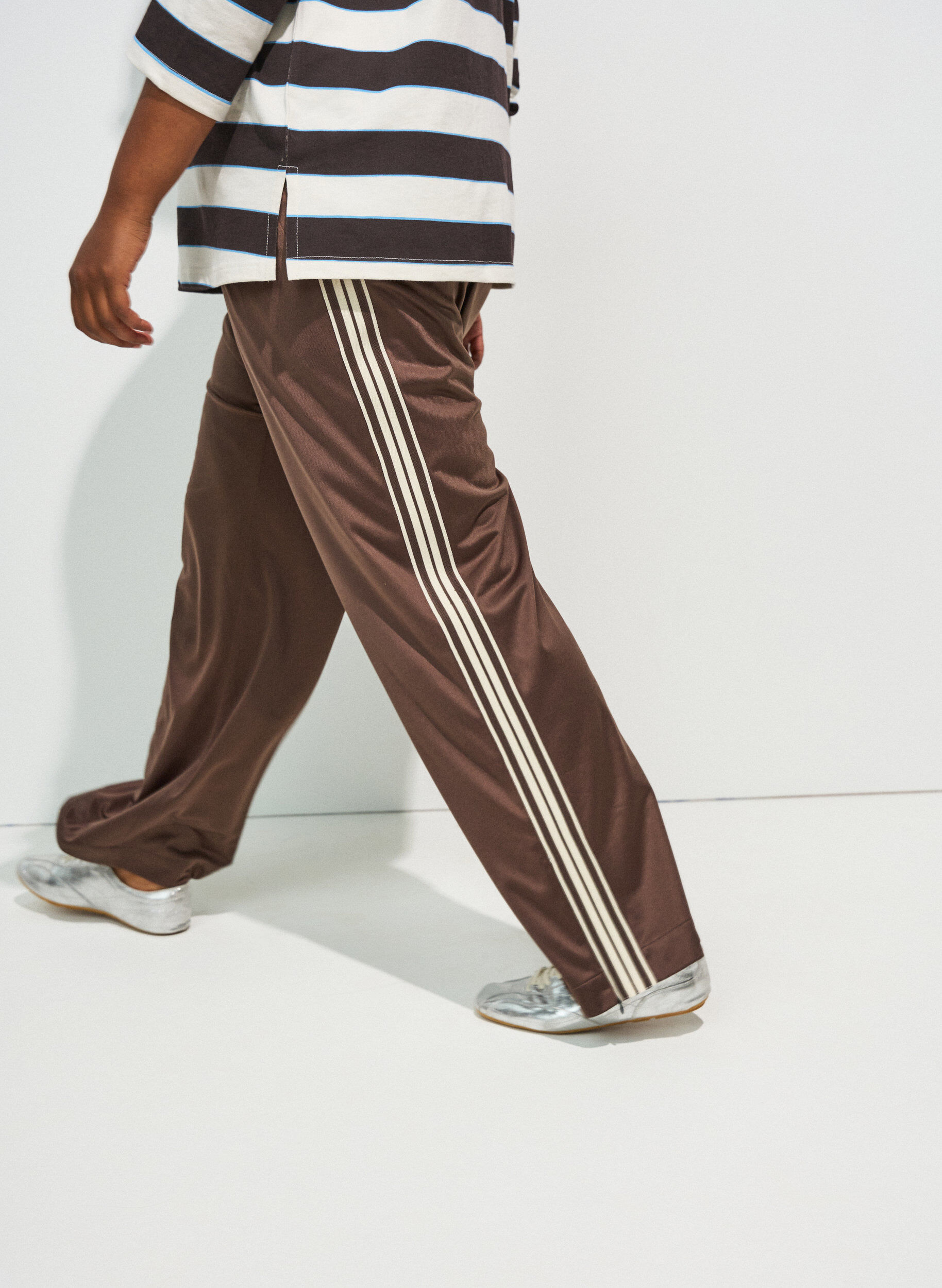 ZizziTrackpants met zijstrepen en zakken, Bruin, Model image number 0